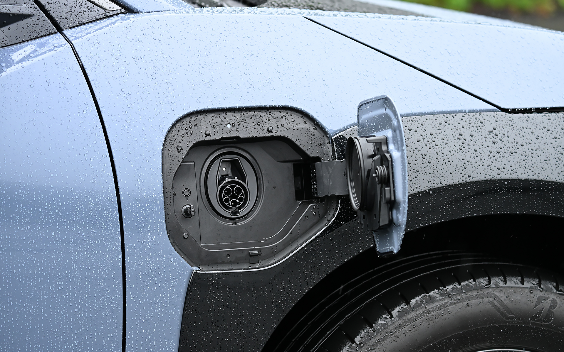 運転席側に普通充電ポート、助手席側に急速充電ポートを備える。駆動用バッテリのスペックは391V/74.69kWh