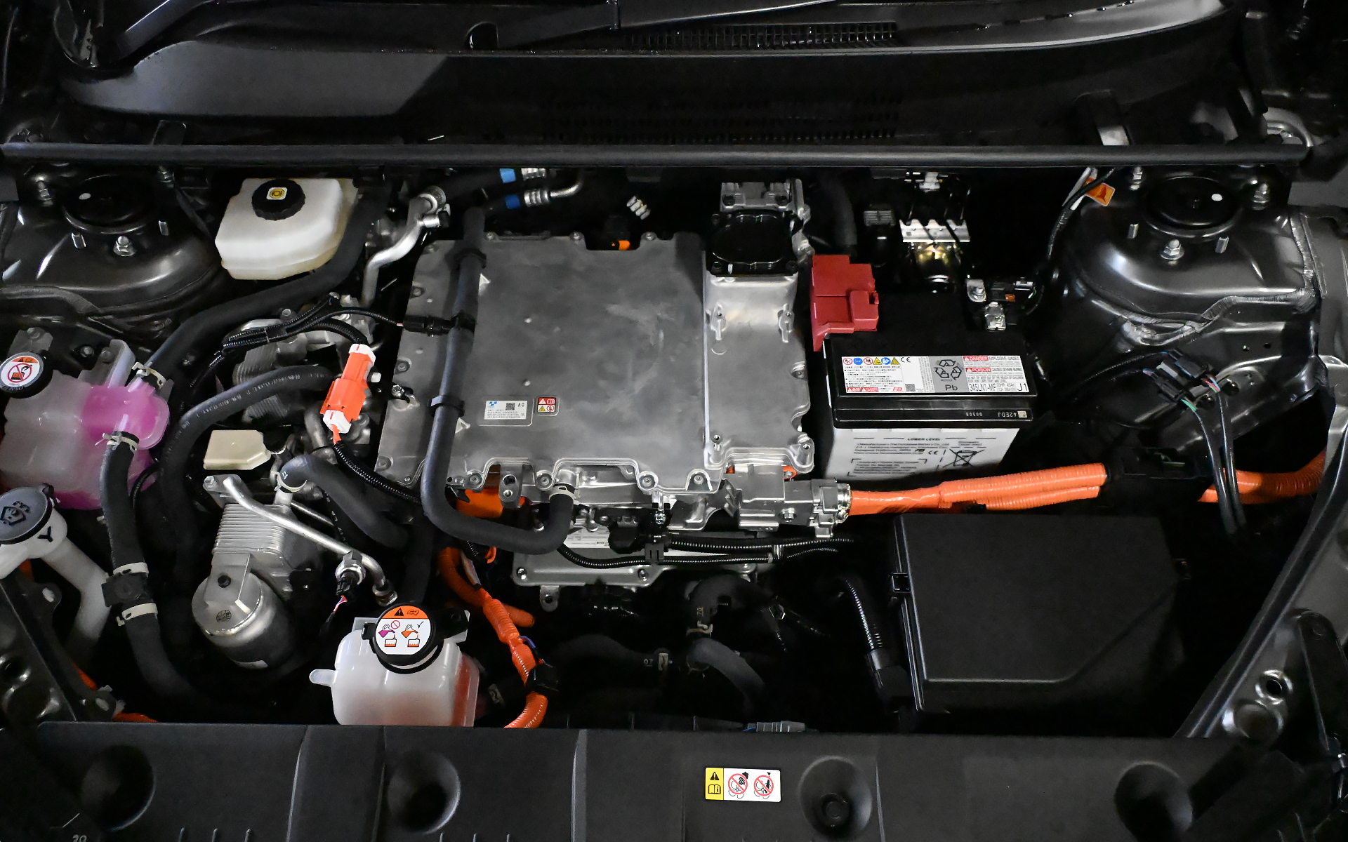 FWDは駆動用モーター「2XM」をフロントに搭載。最高出力は167kW（227PS）、最大トルクは268Nm（27kgfm）。WLTCモードでの一充電走行距離は746km。4WDはFWDと同じ駆動用モーターの2XMをフロントに、「3XM」をリアに搭載。3XMのスペックは最高出力88kW（120PS）、最大トルク169N（17kgfm）。WLTCモードでの一充電走行距離は18インチタイヤ装着車が687km、20インチタイヤ装着車が622km