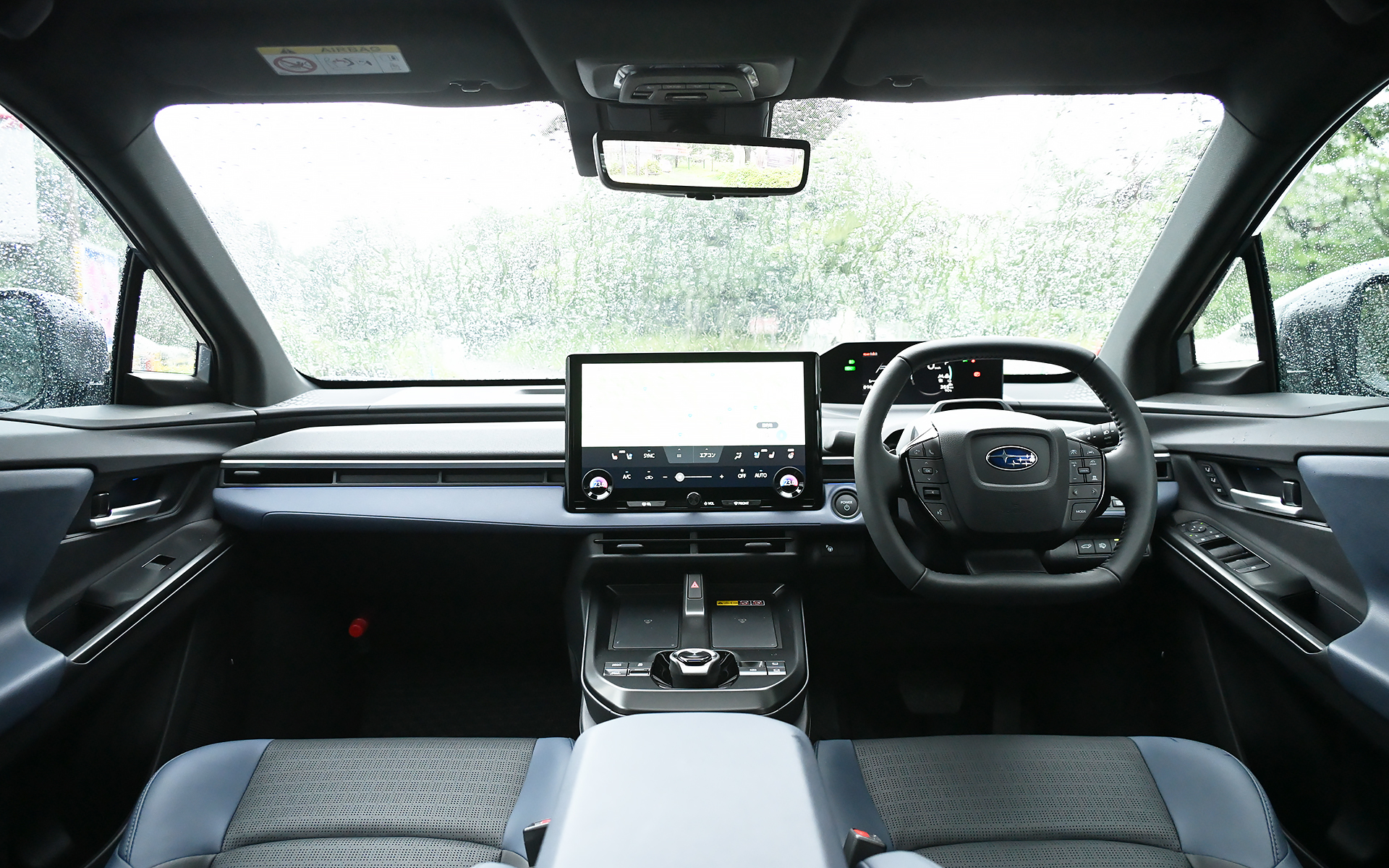 ソルテラ ET-HSのインパネ。差し色にブルーが用いられる