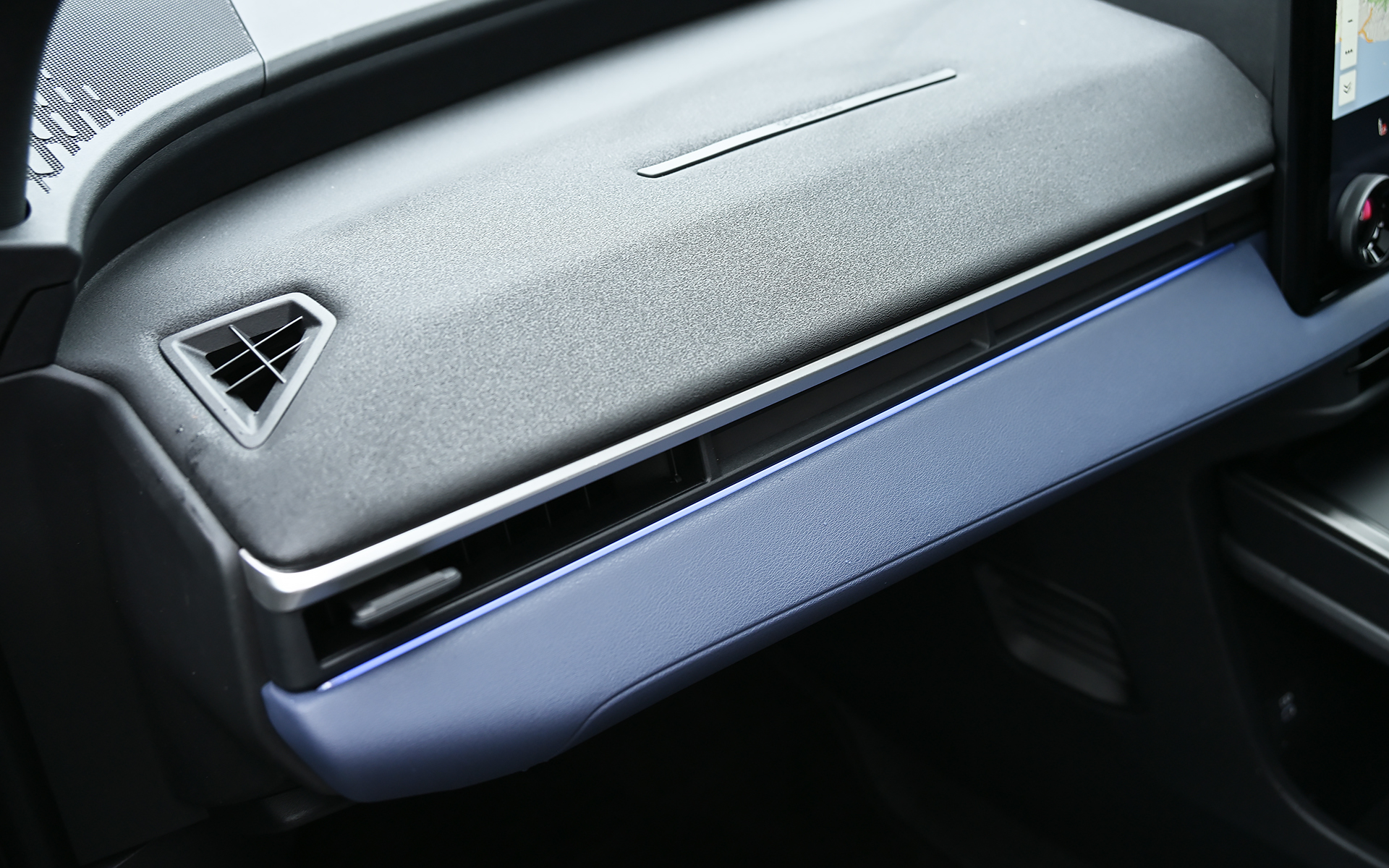 インパネ部分とインナードアハンドルにマルチカラーアンビエント照明を採用