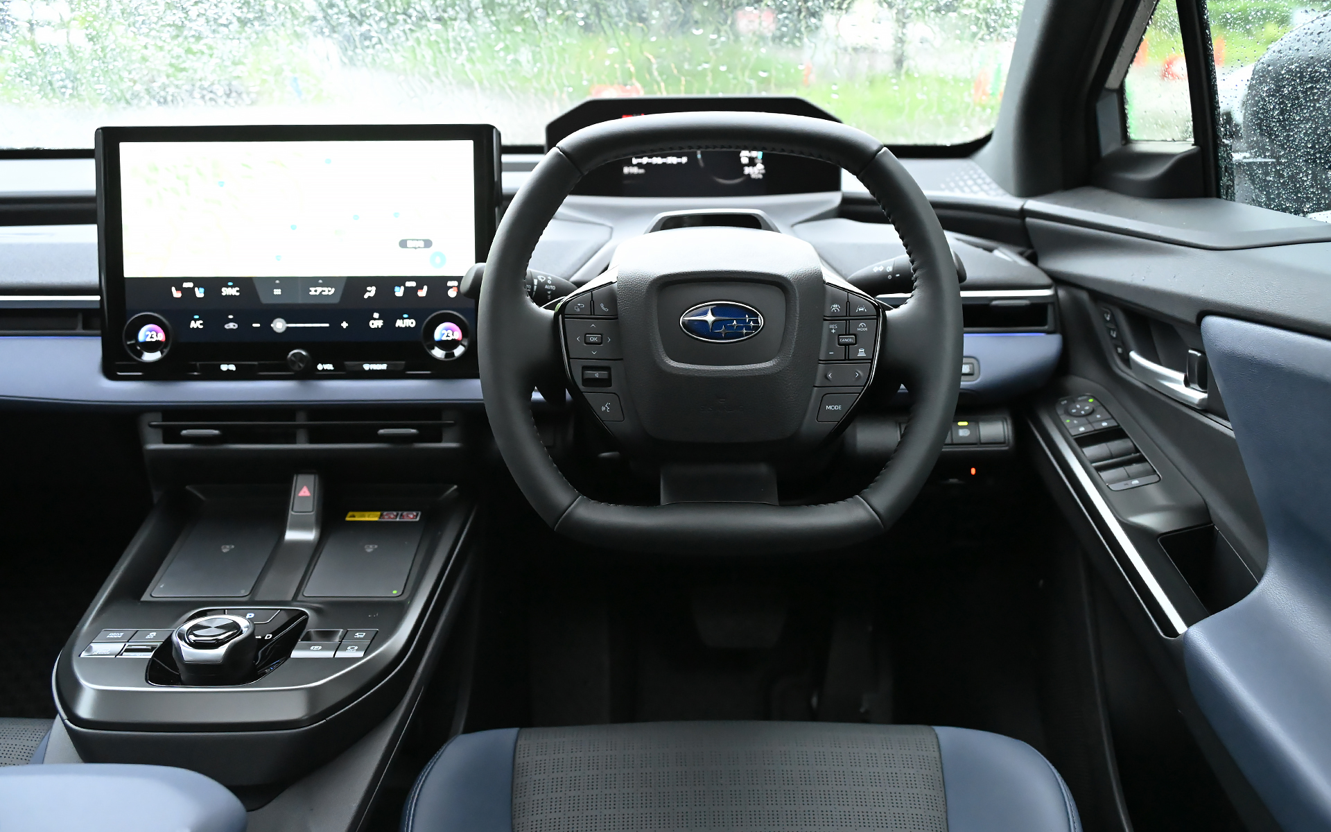 ブラックステッチ入りの本革巻ステアリング。左スポークにオーディオ類の操作スイッチを、右スポークにACCなどの操作スイッチを配置