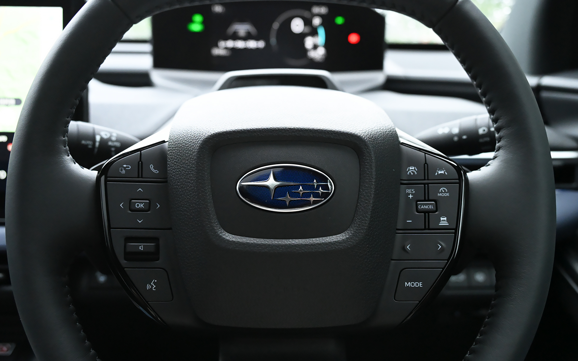 ブラックステッチ入りの本革巻ステアリング。左スポークにオーディオ類の操作スイッチを、右スポークにACCなどの操作スイッチを配置