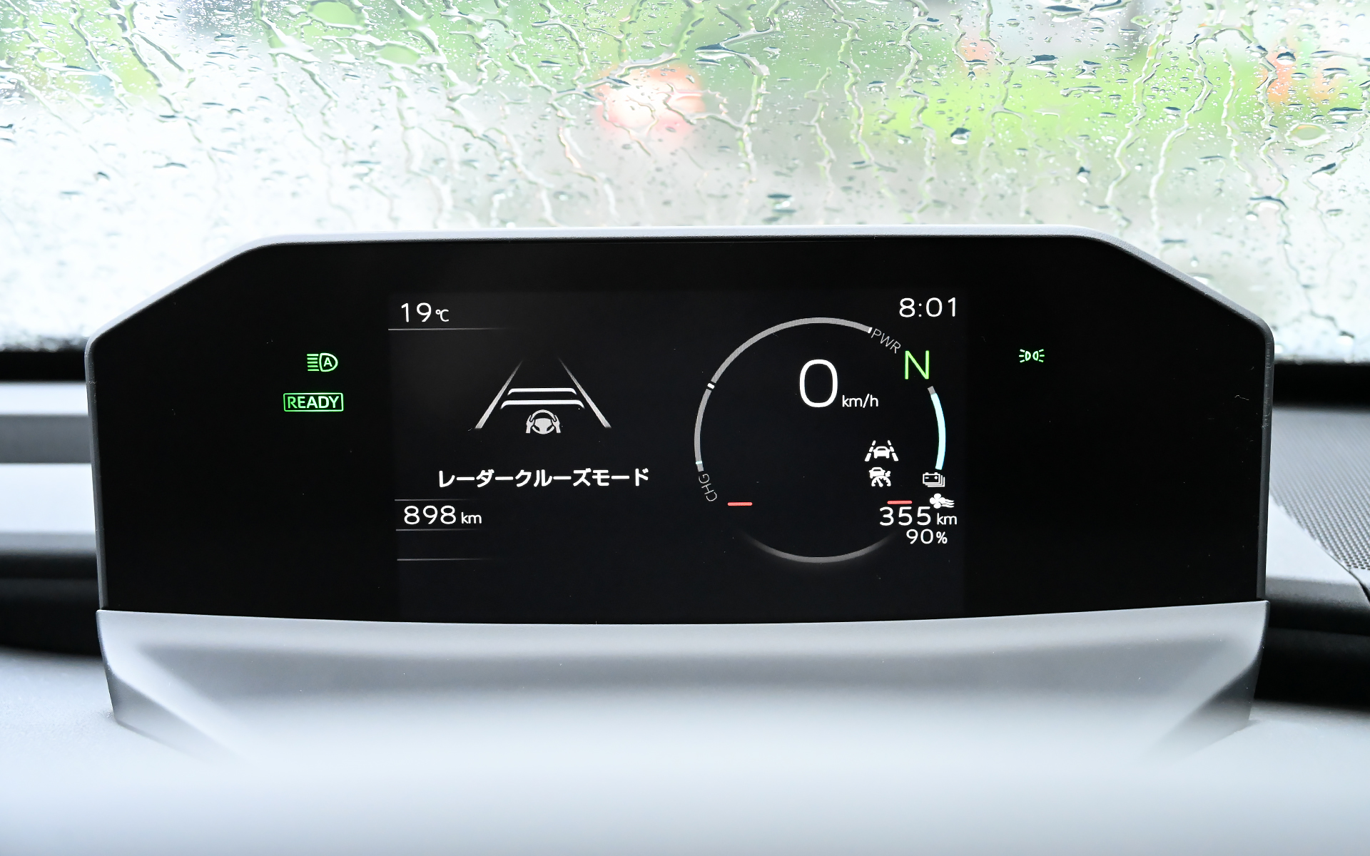 メーターは7インチTFT液晶ディスプレイを採用。X-MODEの表示などがカラーで鮮やかに描写される