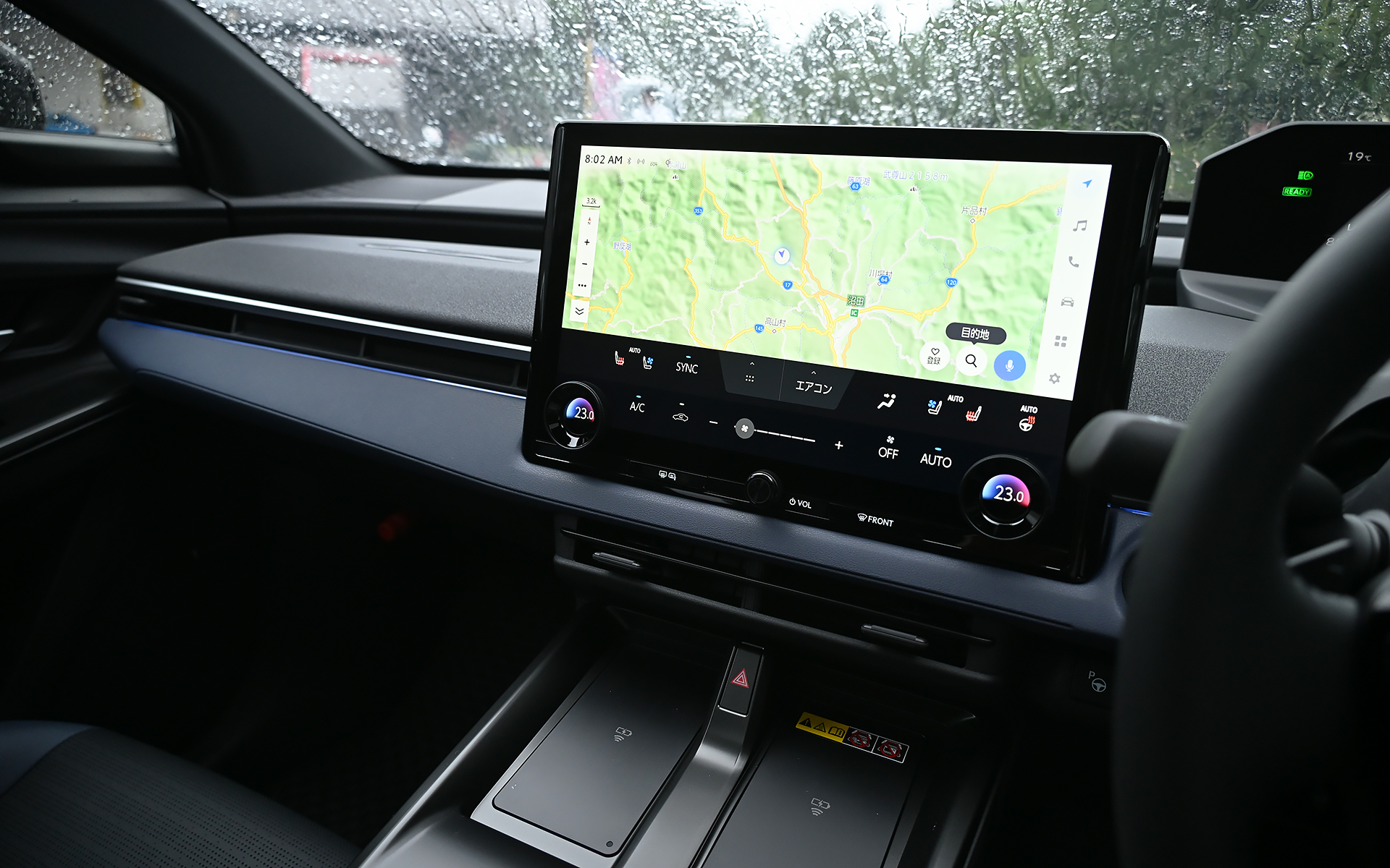 高画質な14インチセンターインフォメーションディスプレイを全車標準装備。シンプルなレイアウトとメニュー階層を採用したほか、下部に設定メニューを集約。一部のエアコン操作スイッチがソフトスイッチとなった