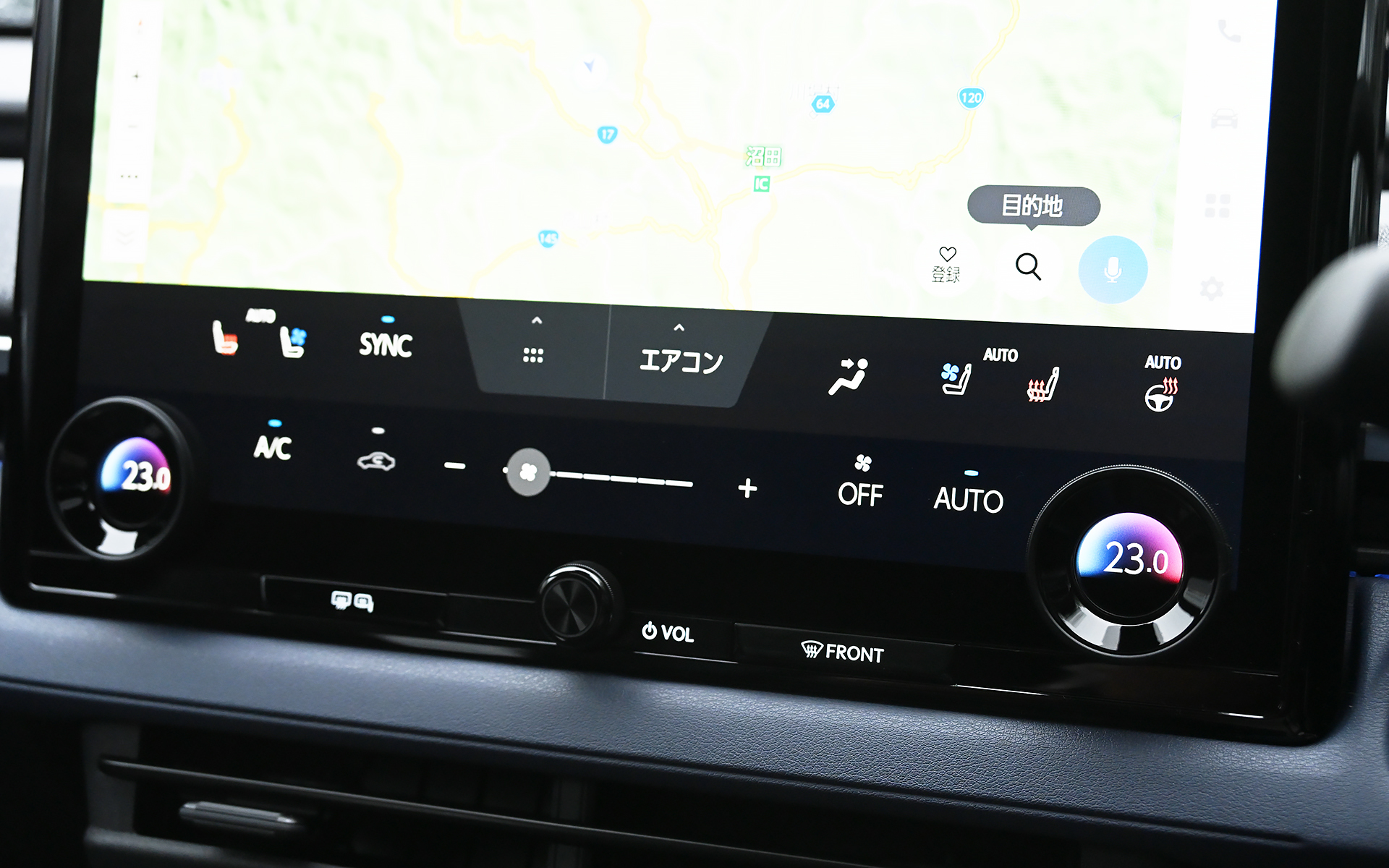 高画質な14インチセンターインフォメーションディスプレイを全車標準装備。シンプルなレイアウトとメニュー階層を採用したほか、下部に設定メニューを集約。一部のエアコン操作スイッチがソフトスイッチとなった