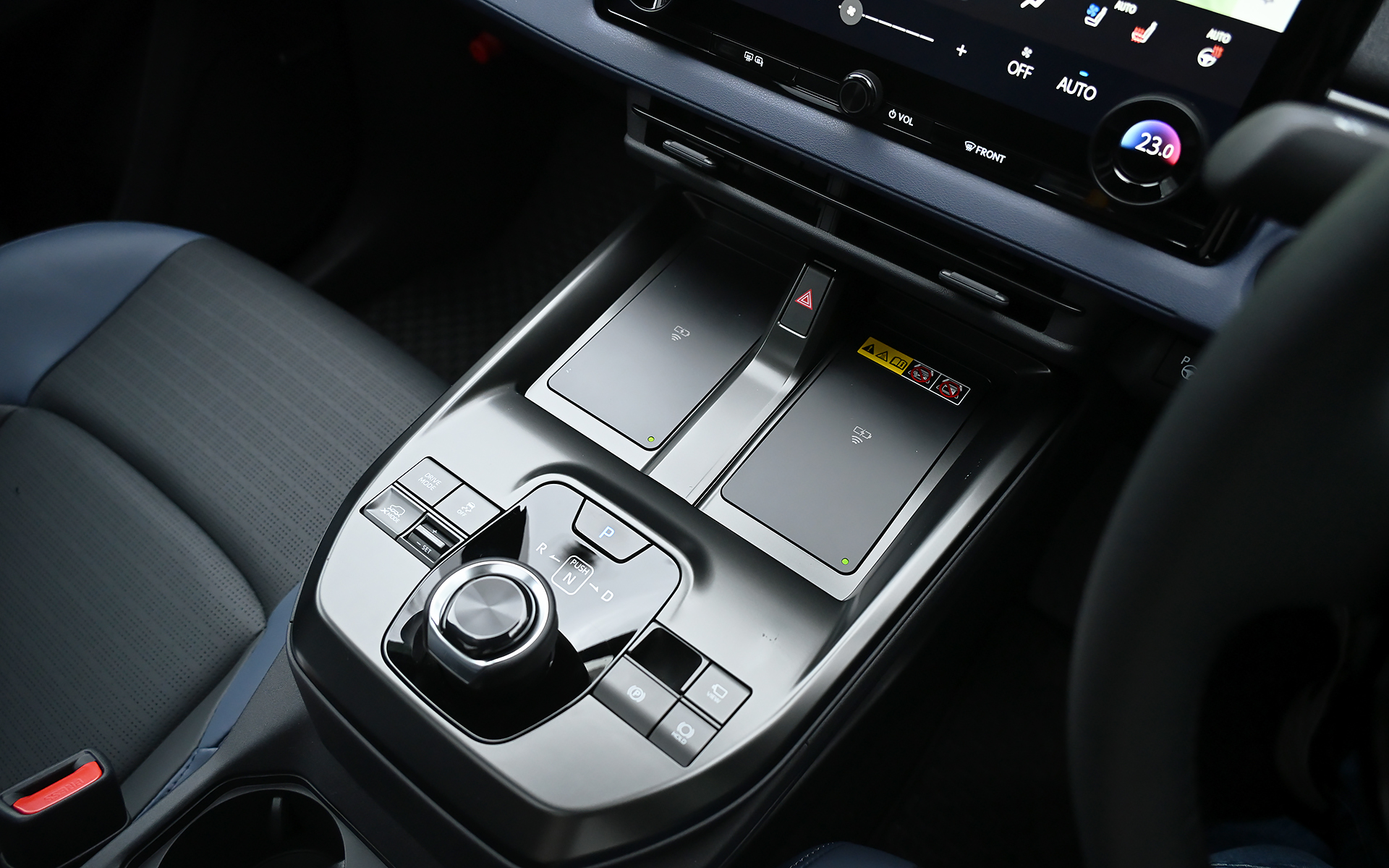 コンソールまわりは大幅な変更がなされ、2台のスマートフォンを同時に充電できるワイヤレスチャージャーが設置された。2段構造となっており、USB Type-Cのポートは下部に配置される