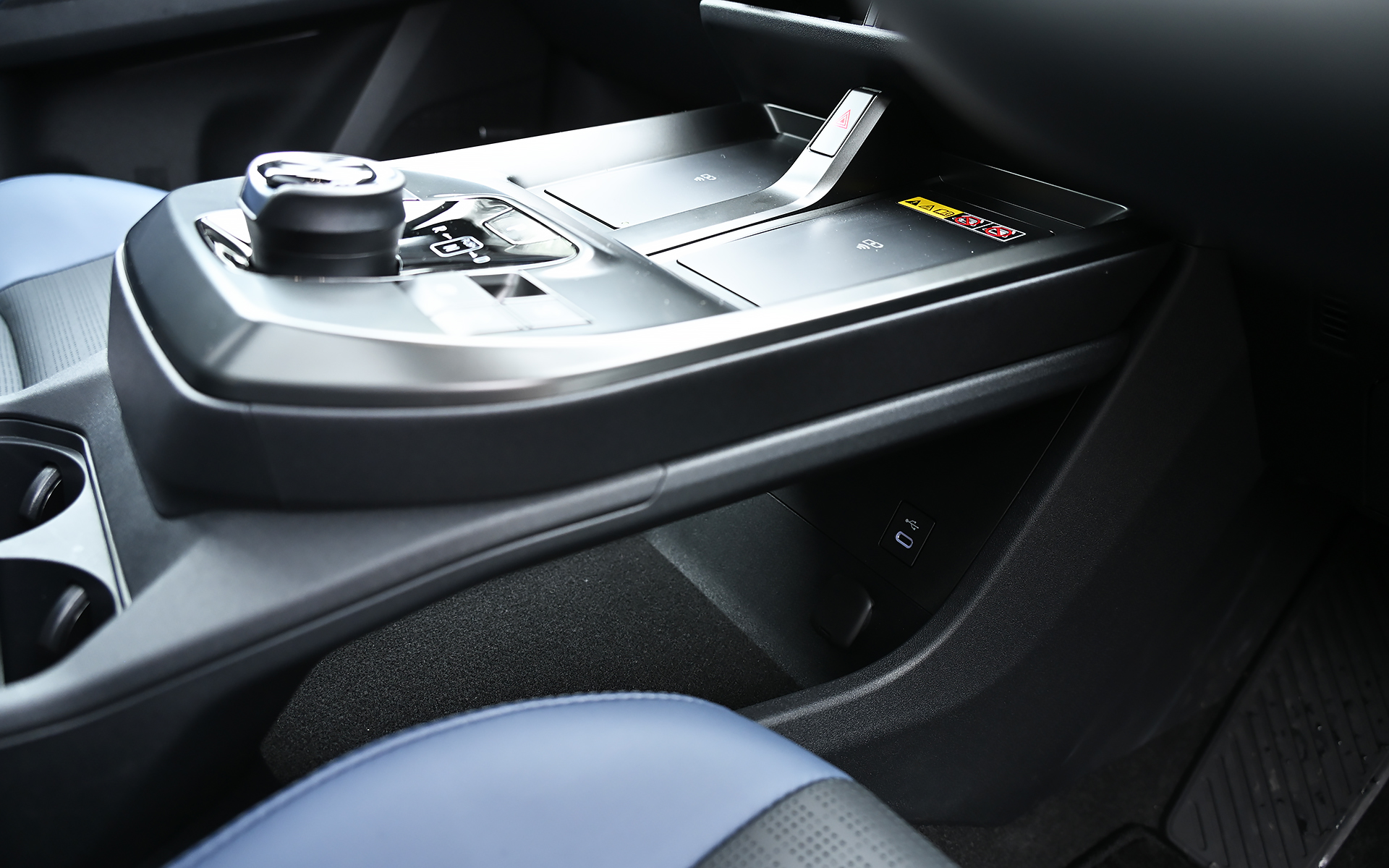 コンソールまわりは大幅な変更がなされ、2台のスマートフォンを同時に充電できるワイヤレスチャージャーが設置された。2段構造となっており、USB Type-Cのポートは下部に配置される