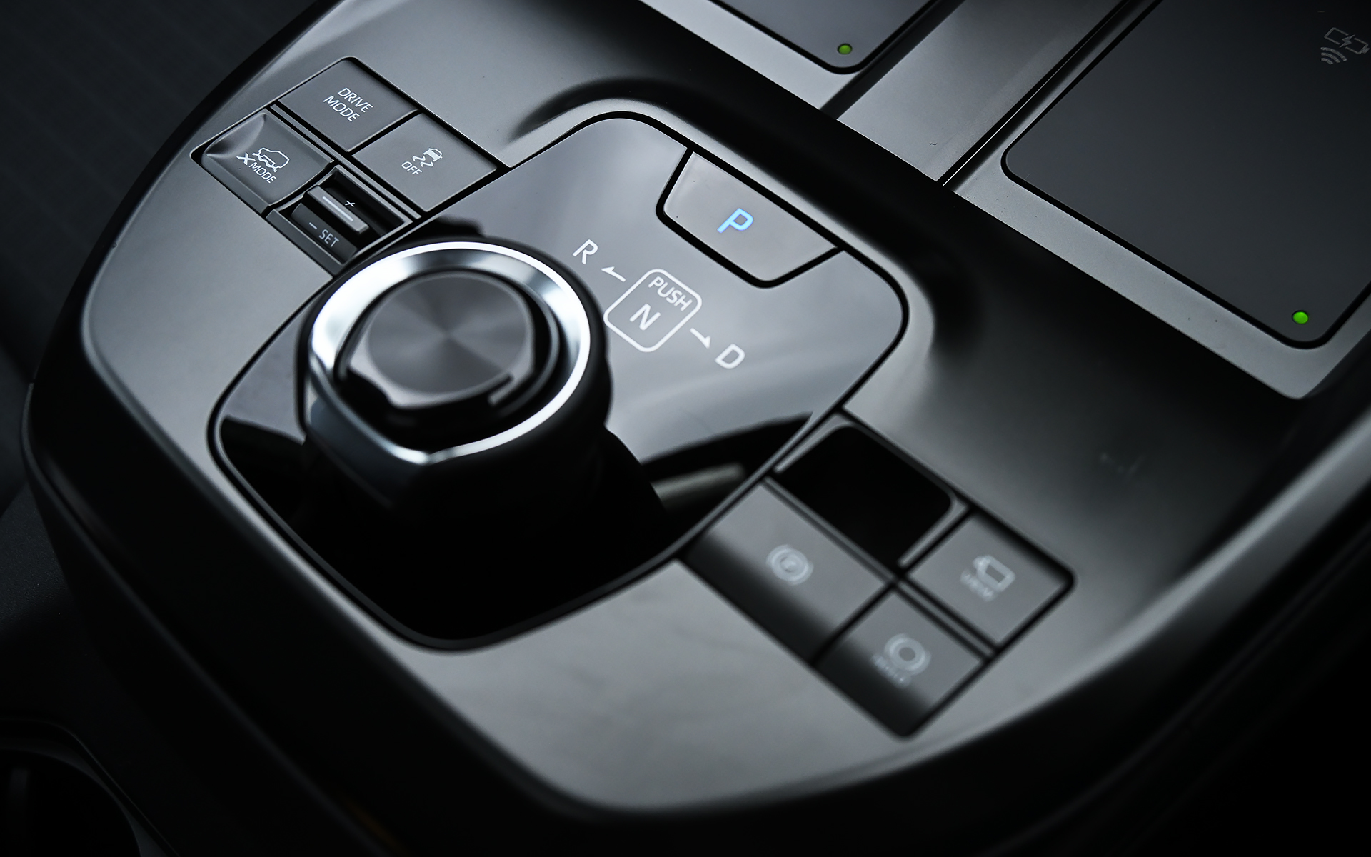 シフトはダイヤルタイプ。X-MODE（4WDのみ）やドライブモードのスイッチを配置する