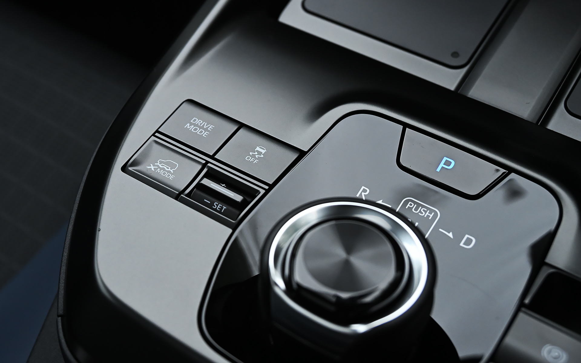 シフトはダイヤルタイプ。X-MODE（4WDのみ）やドライブモードのスイッチを配置する