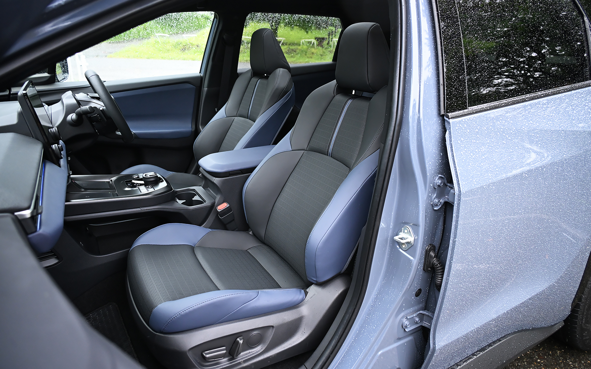 ET-HSのシートはブラック/ブルーの本革（ナッパレザー）表皮を採用。ステッチ色はダークグレー