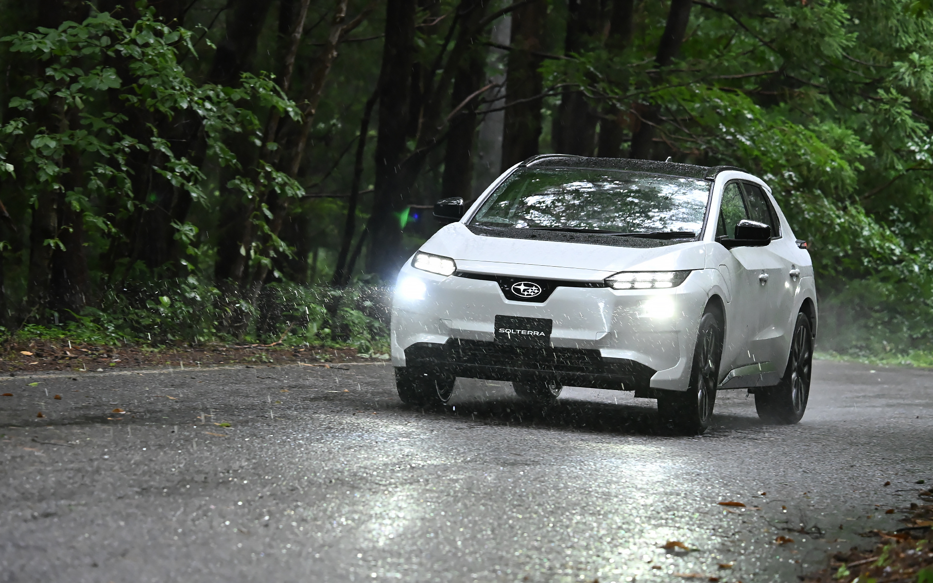 低重心かつ足まわりの動きが洗練されており、走りは上質
