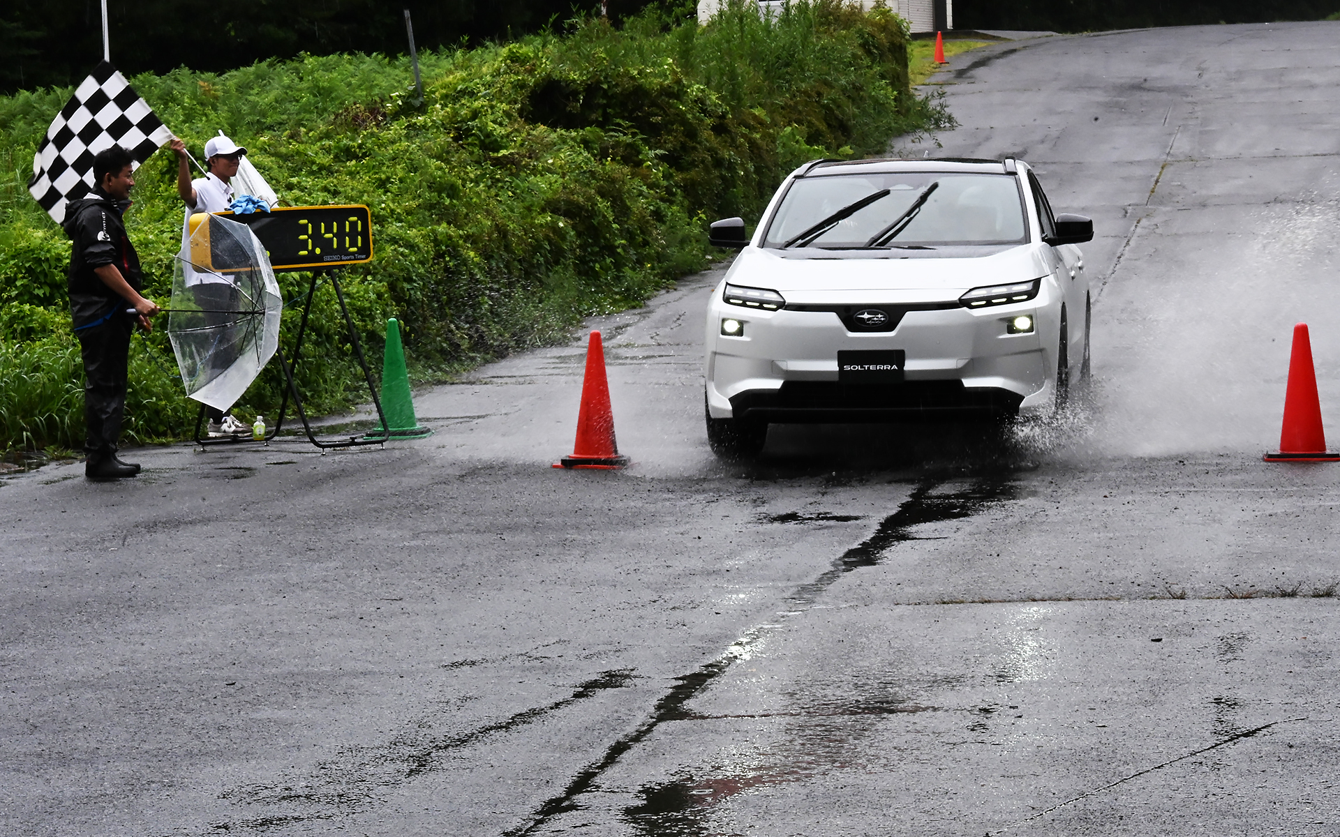 ラリードライバー新井敏弘氏による新型ソルテラの同乗走行や群サイのタイムアタックも行なわれた