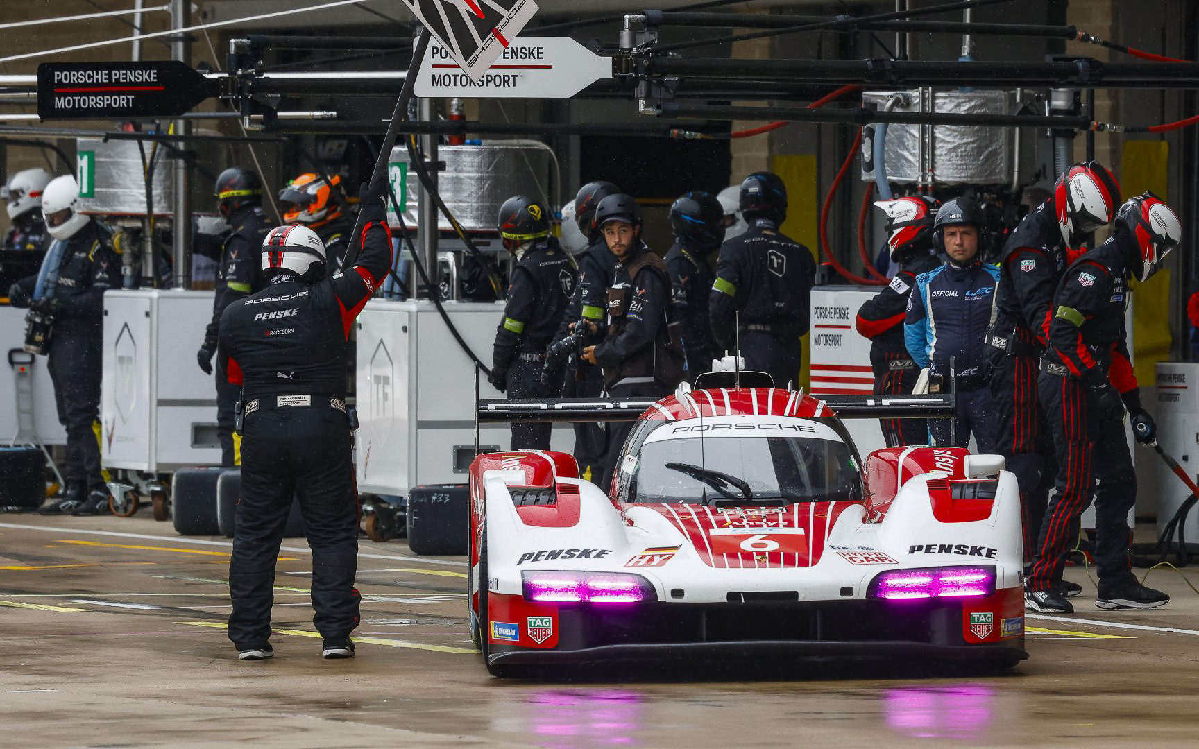 ピットを走るハイパーカーの多くはモーターで走り出し、突然の爆音と共にエンジンが掛かるからビックリする。いずれはピットレーンの全てをEV走行するというルールができたりするのだろうか。ちなみに市販車をベースとするアストンマーティン ヴァルキリーLMHは6.5リッターV12エンジンを搭載。市販車では1000馬力以上のパワーを1万1000rpmで発揮させているエンジンを、レギュレーションに合わせて出力制限して使っている