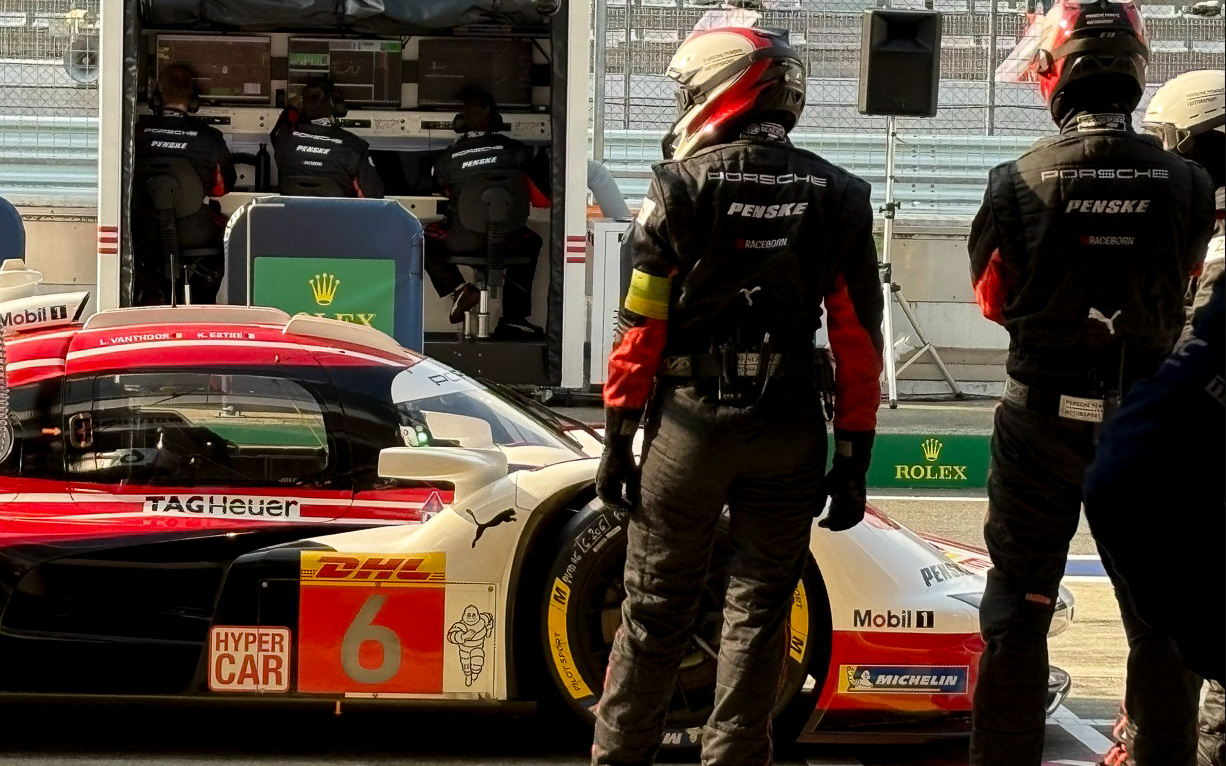 土曜日は予選をポルシェのピットで観戦。二段階式予選となるハイパーポールへの進出を逃した6号車のケビン・エストーレ選手が、極めて不機嫌なようすで降りてきたのが、むしろ少しコミカルで印象的だった