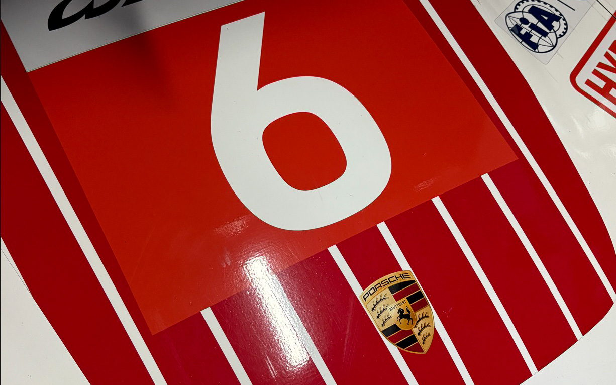 カーボンカウルに貼られたエンブレムは、軽量化のためにカッティングシートで作られている。対してリアカウルの「PORSCHE」は市販車と同じようなアプライドタイプになっているのがおもしろかった