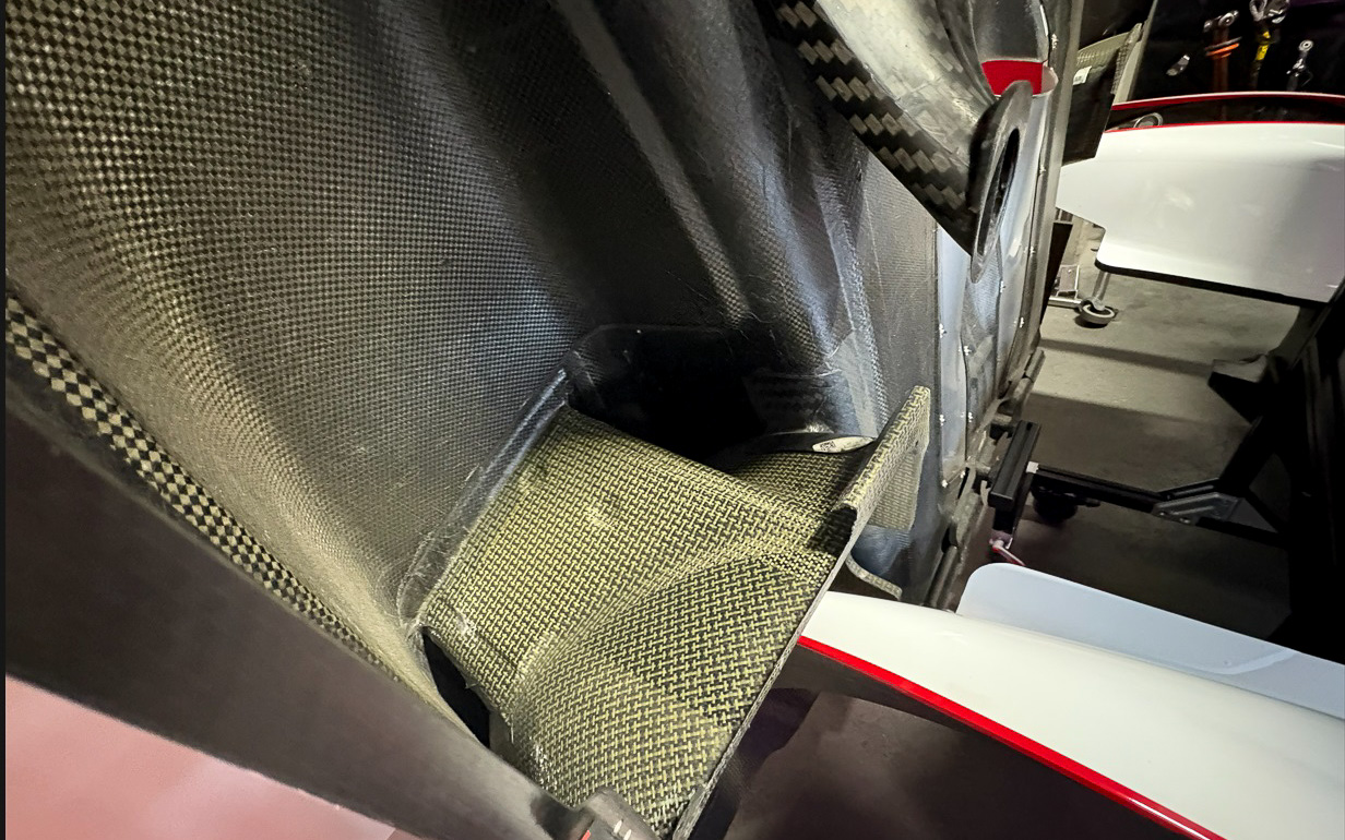 カウルで強度が求められる部分には、ケブラーも織り交ぜられているようだ