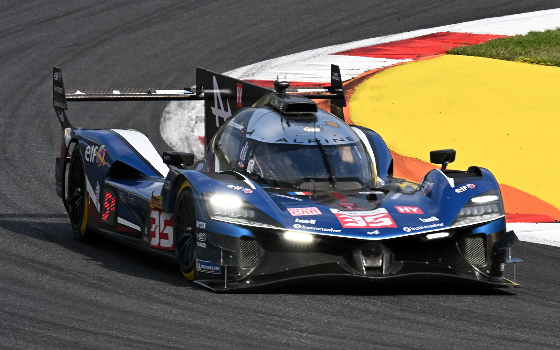 ハイパーポールを獲得したのは♯7 アストンマーティン THOR Team（アストンマーティン ヴァルキリー）。決勝レースは♯35 アルピーヌ・エンデュランス・チーム（アルピーヌA424）が優勝。2位には♯93 プジョー・トラルエナジーズ（プジョー9×8）、そして3位に♯6 PORSCHE・ペンスキー・モータースポーツ（ポルシェ963）が入った。それ以外のポルシェ勢は6号車が4位、99号車が11位だった