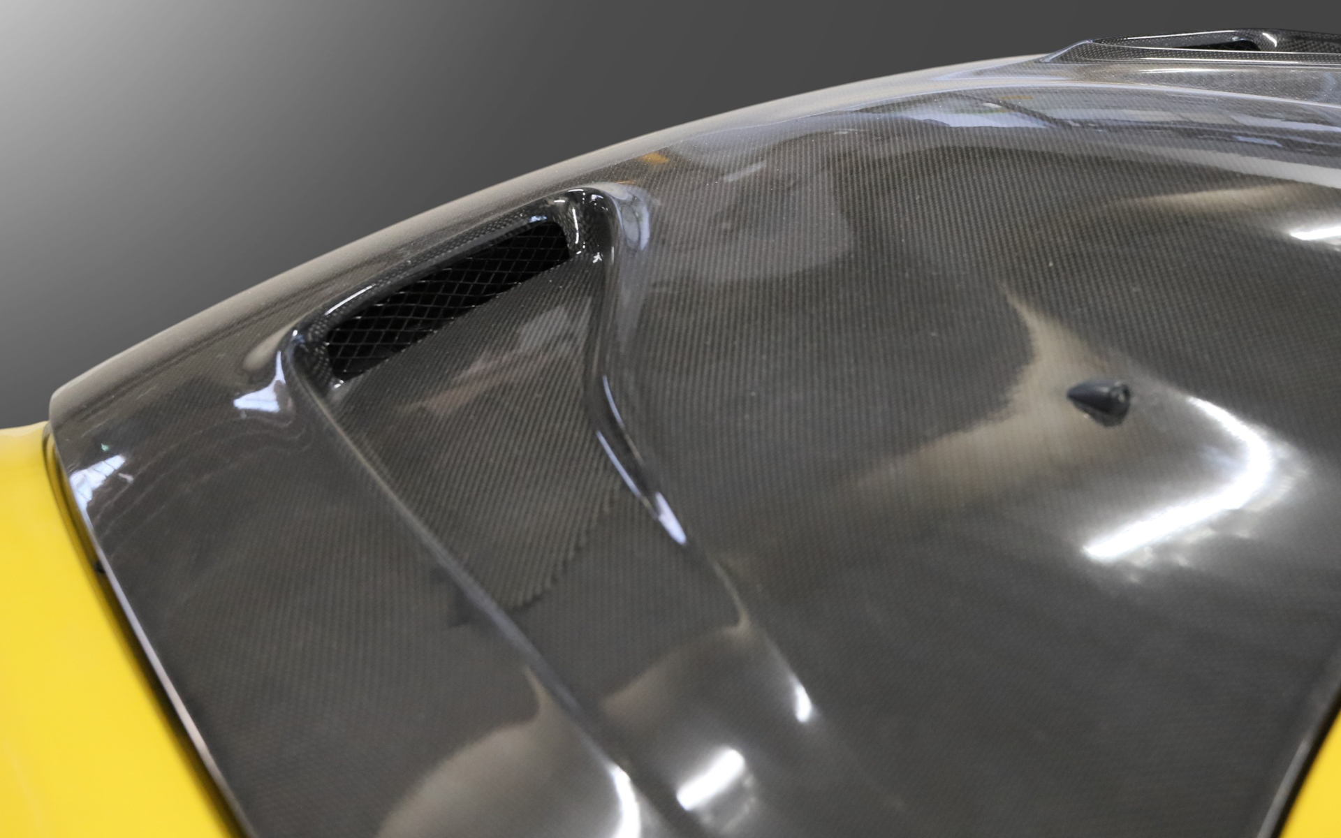 フレッシュエア吸入と熱気排出を効率的に循環するダクトを設けている