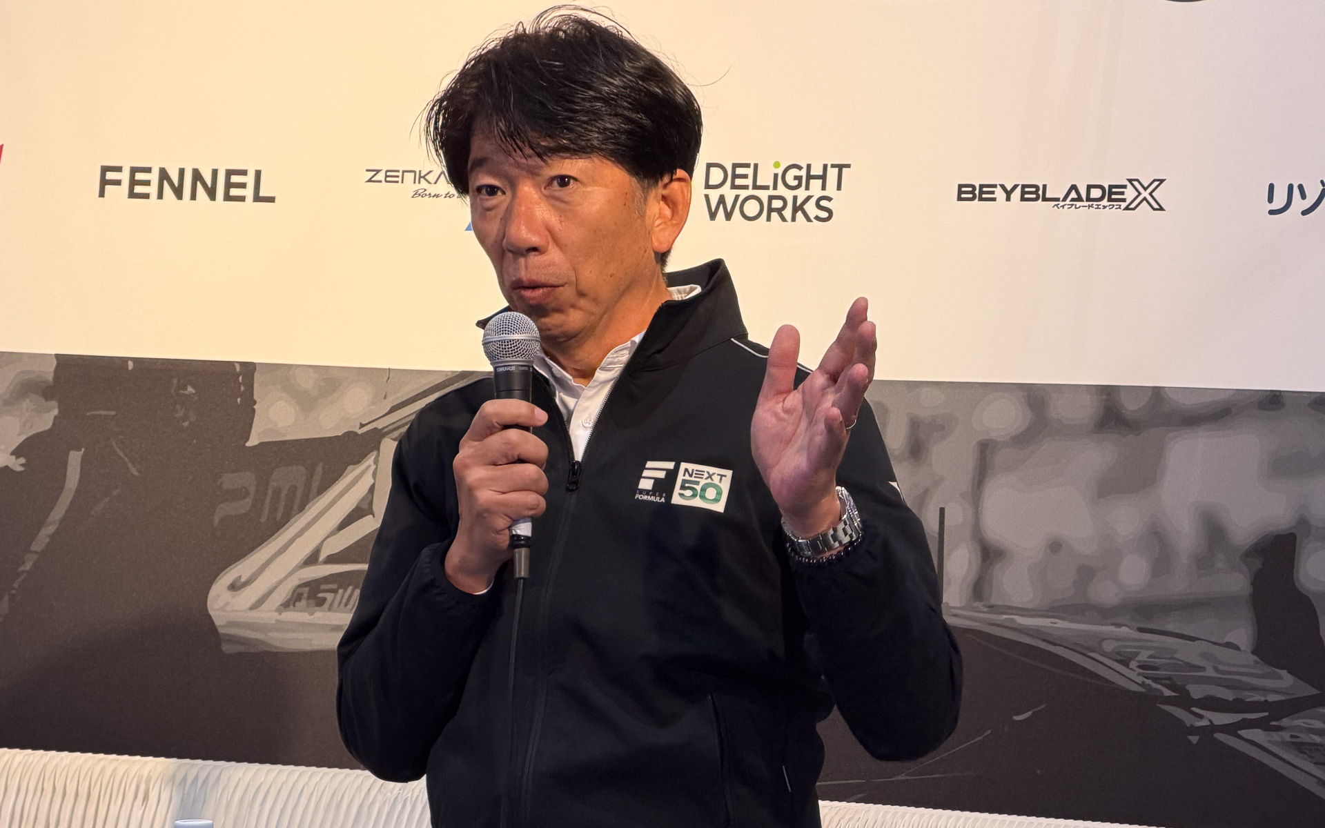 三菱UFJ銀行とのパートナーシップについて発表する日本レースプロモーション 上野禎久社長