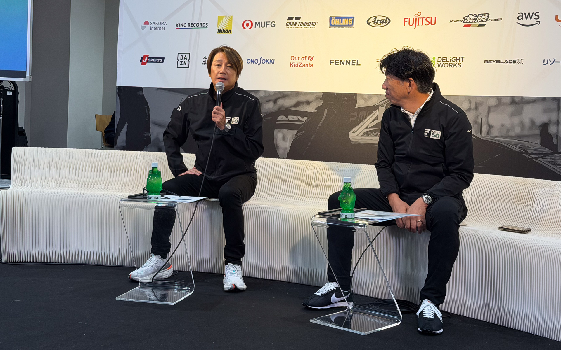 左の近藤真彦会長のバックボードには、「MUFG」のロゴが増えていた