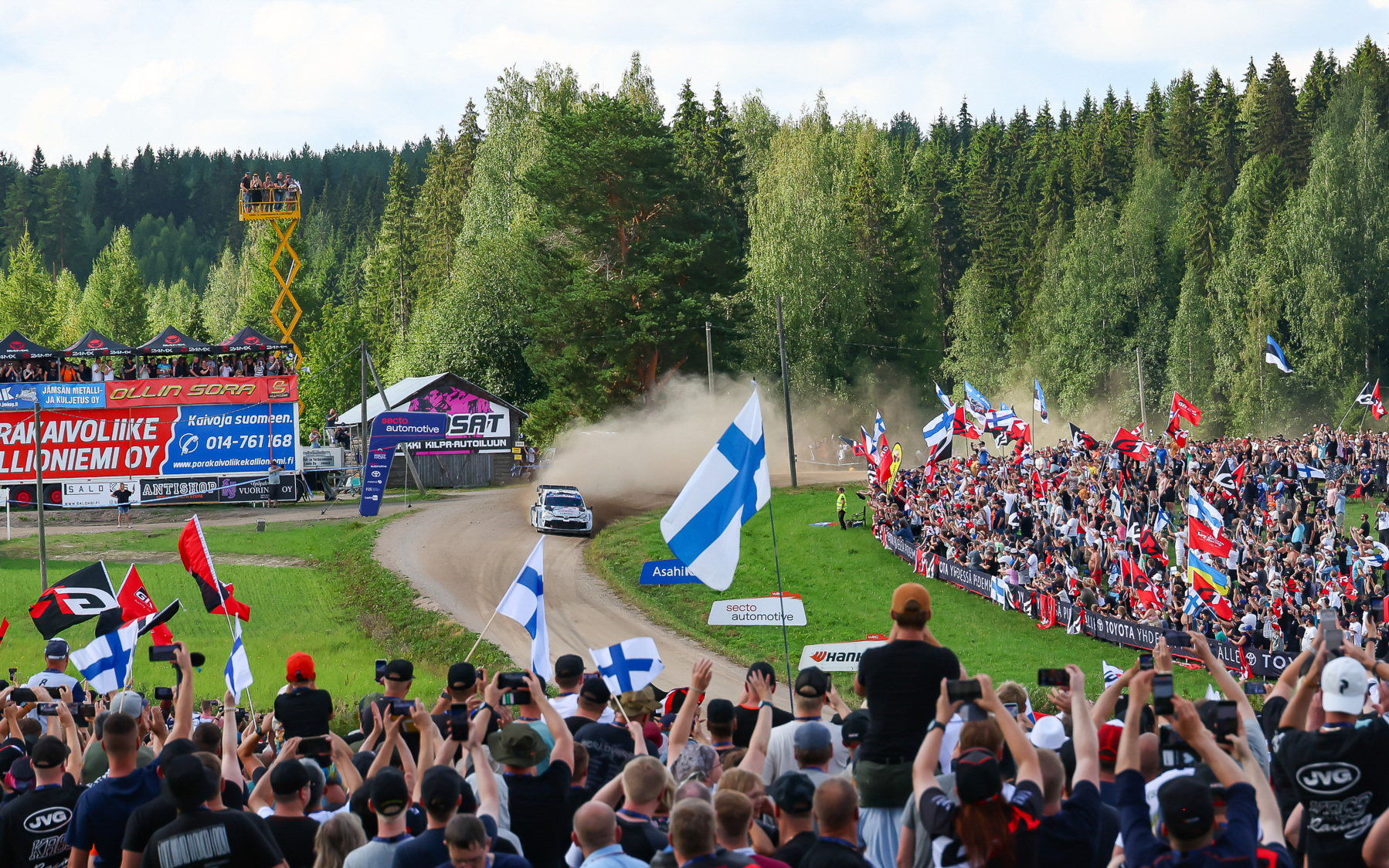 2025年のラリーフィンランドでは、最終ステージでベストタイムを出して優勝。地元フィンランドの会場は、大興奮の観客が大騒ぎ