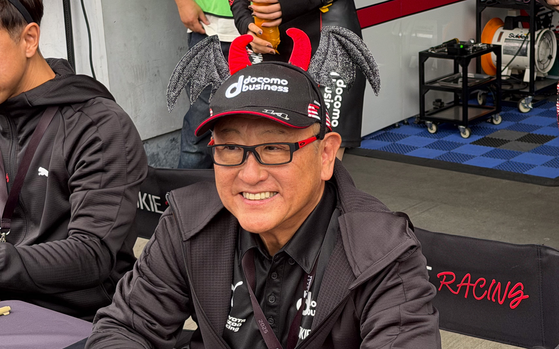 ハロウィーン姿でサイン会に登場したトヨタ自動車代表取締役会長 豊田章男氏。ロバンペラ選手のスーパーフォーミュラ挑戦について語った