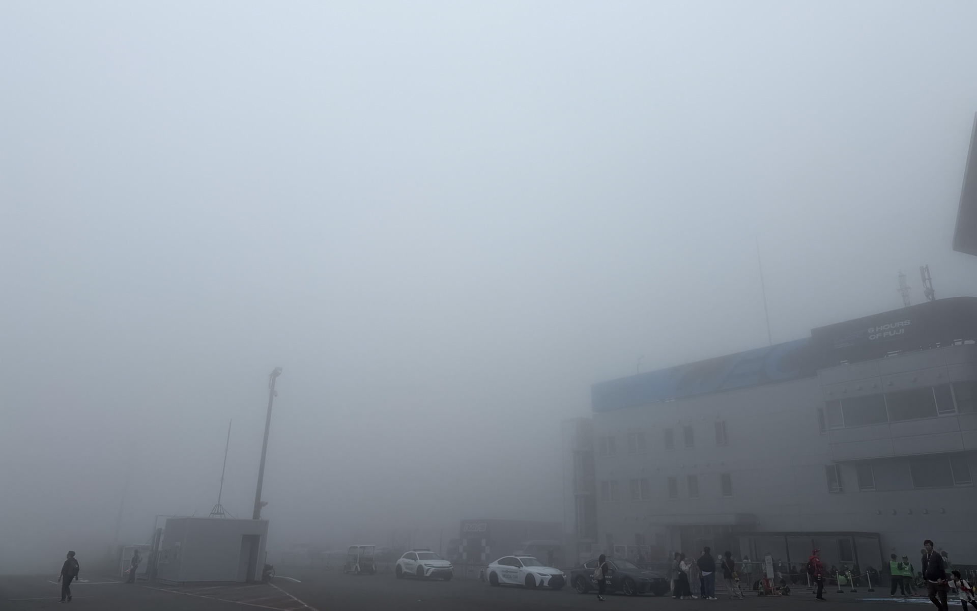 濃霧となった富士スピードウェイ