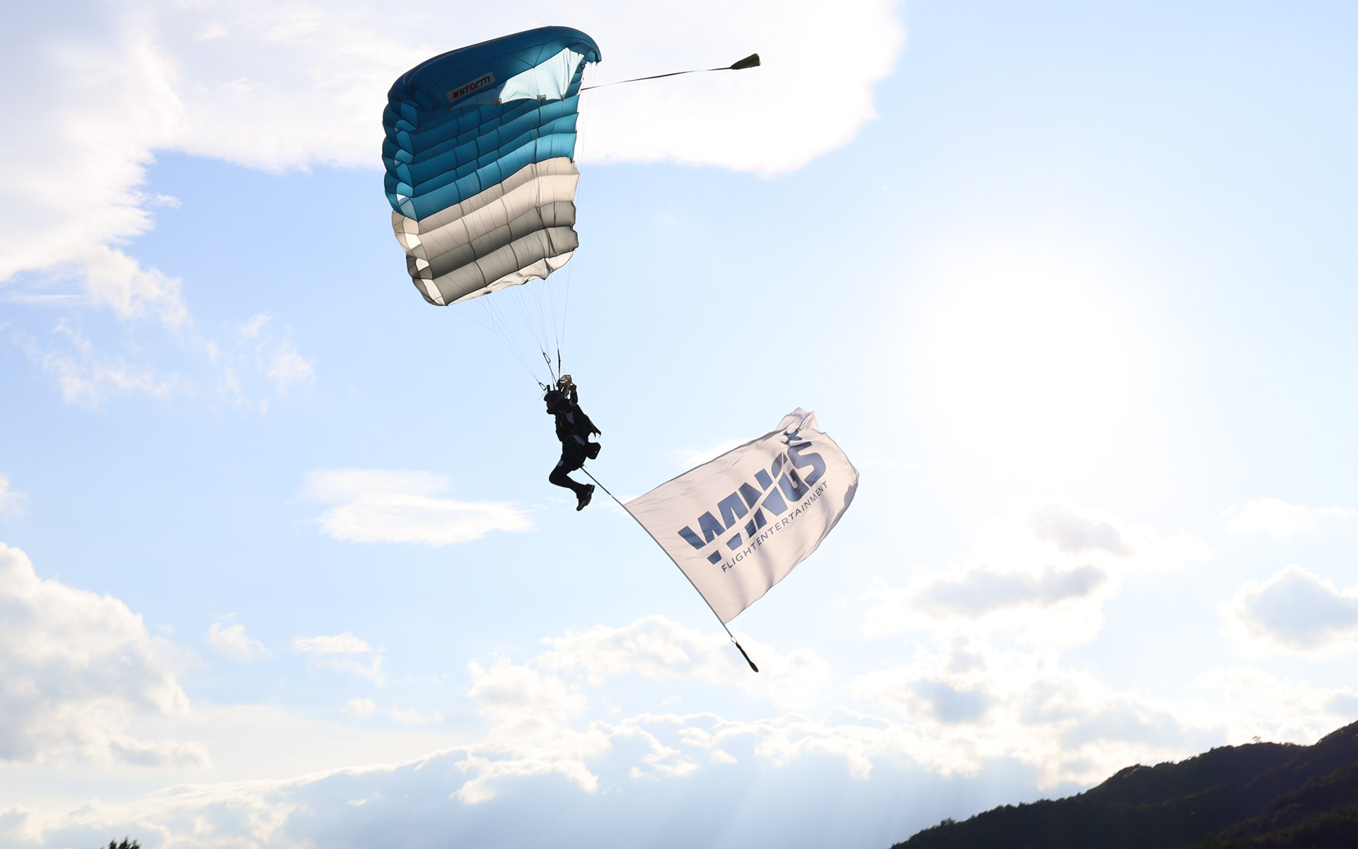 スカイダイビングの到着をもってイベントが締めくくられた