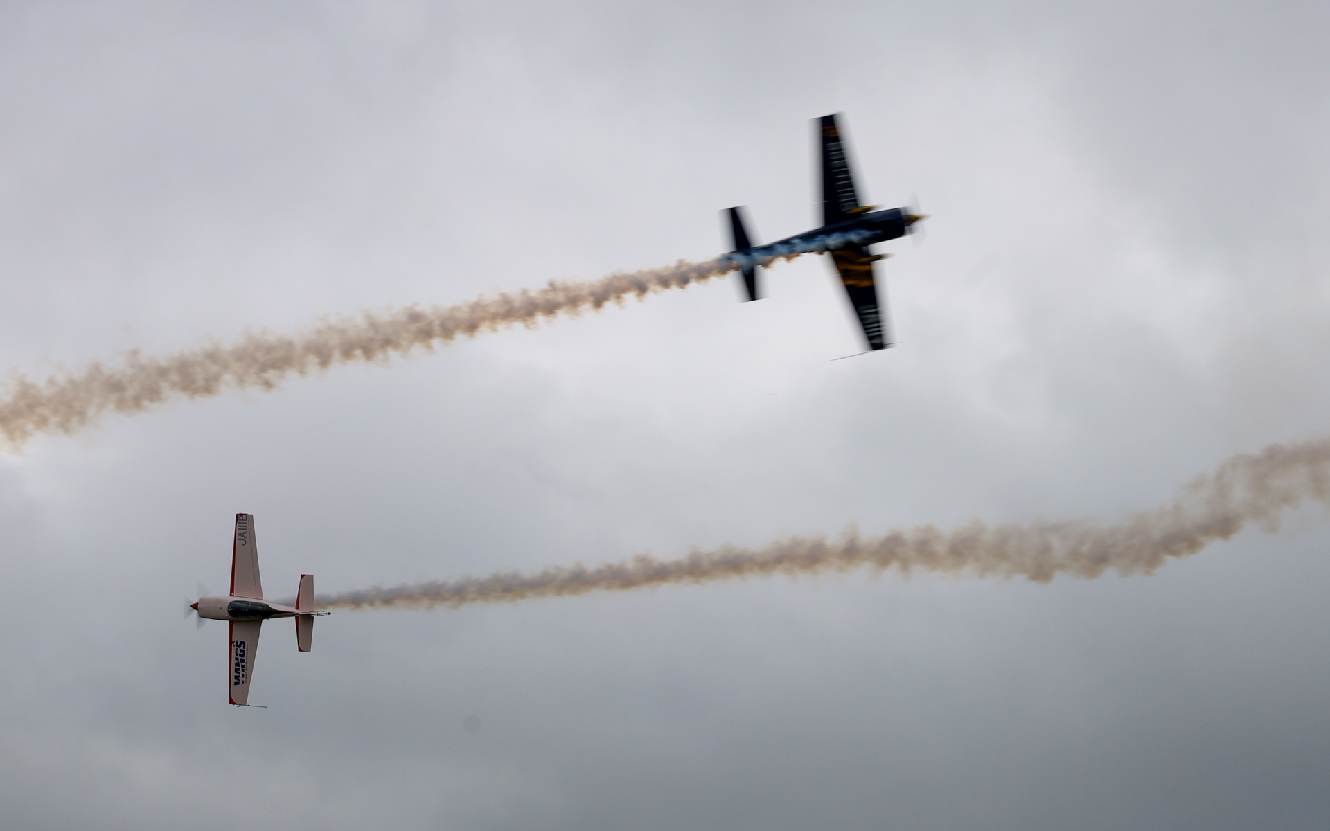 室屋選手とデリュー選手の共演によるオープニングのフライト