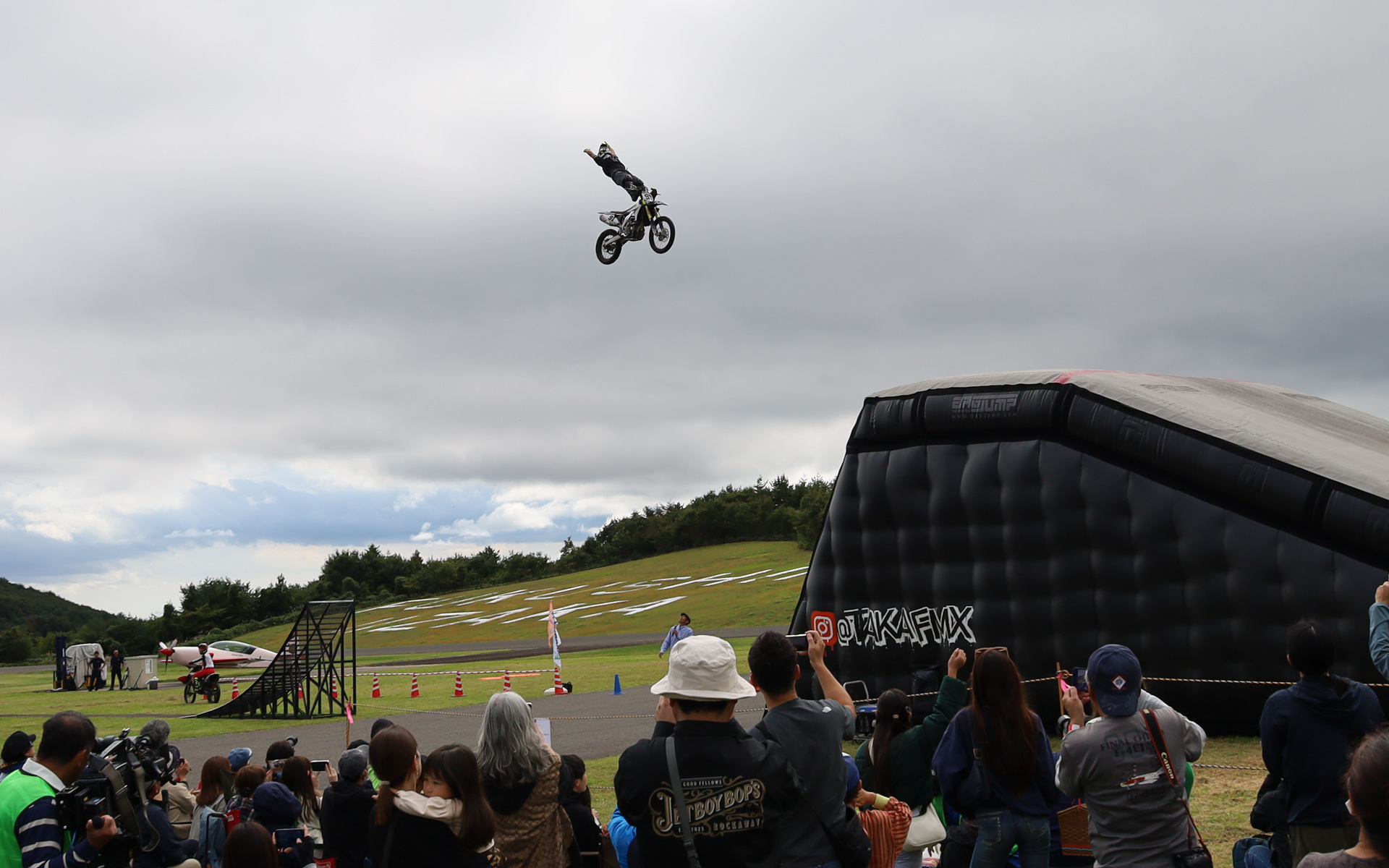 FMXバイクスタントなどのサイドアクトも展開された