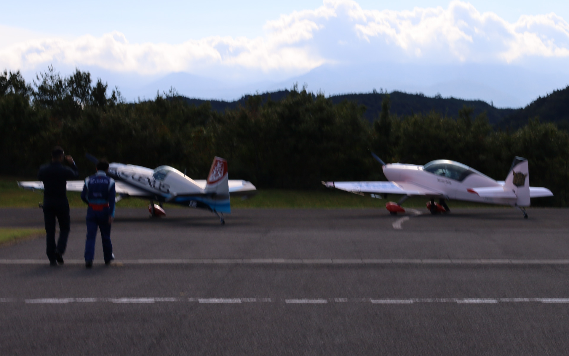 「エアダンスバトル」を開始するために機体に向かう室屋選手とデリュー選手