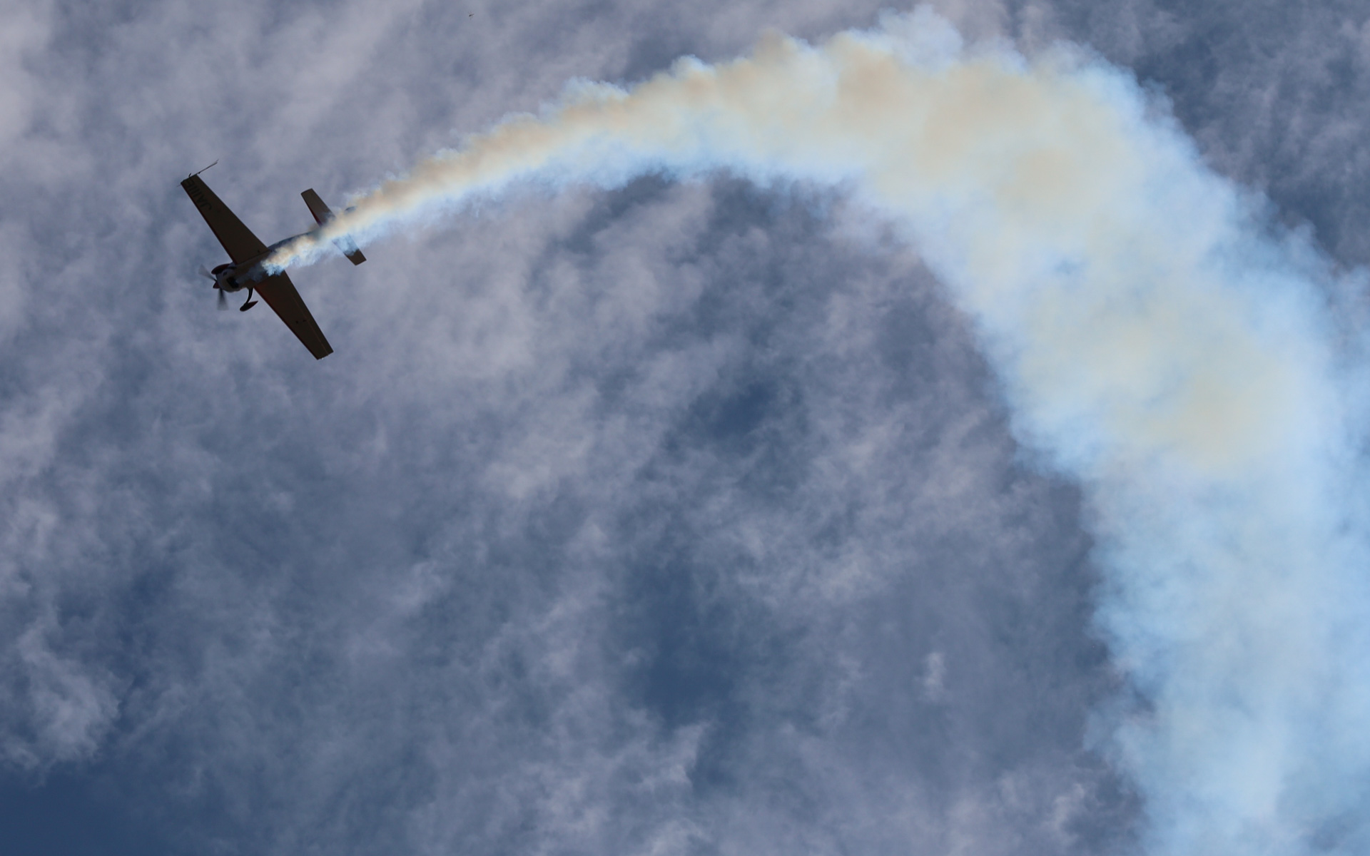 「エアダンスバトル」では、室屋選手とデリュー選手が競演