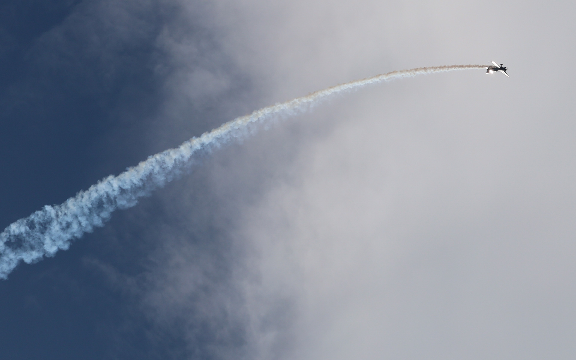 「エアダンスバトル」では、室屋選手とデリュー選手が競演