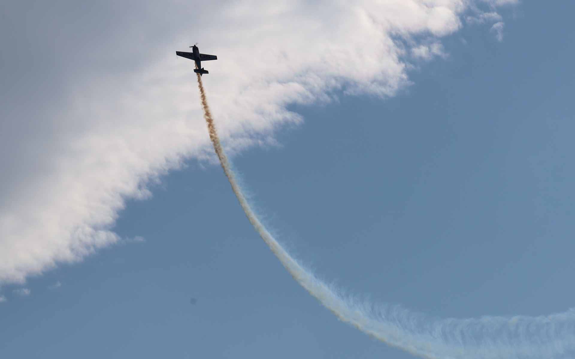 「エアダンスバトル」では、室屋選手とデリュー選手が競演