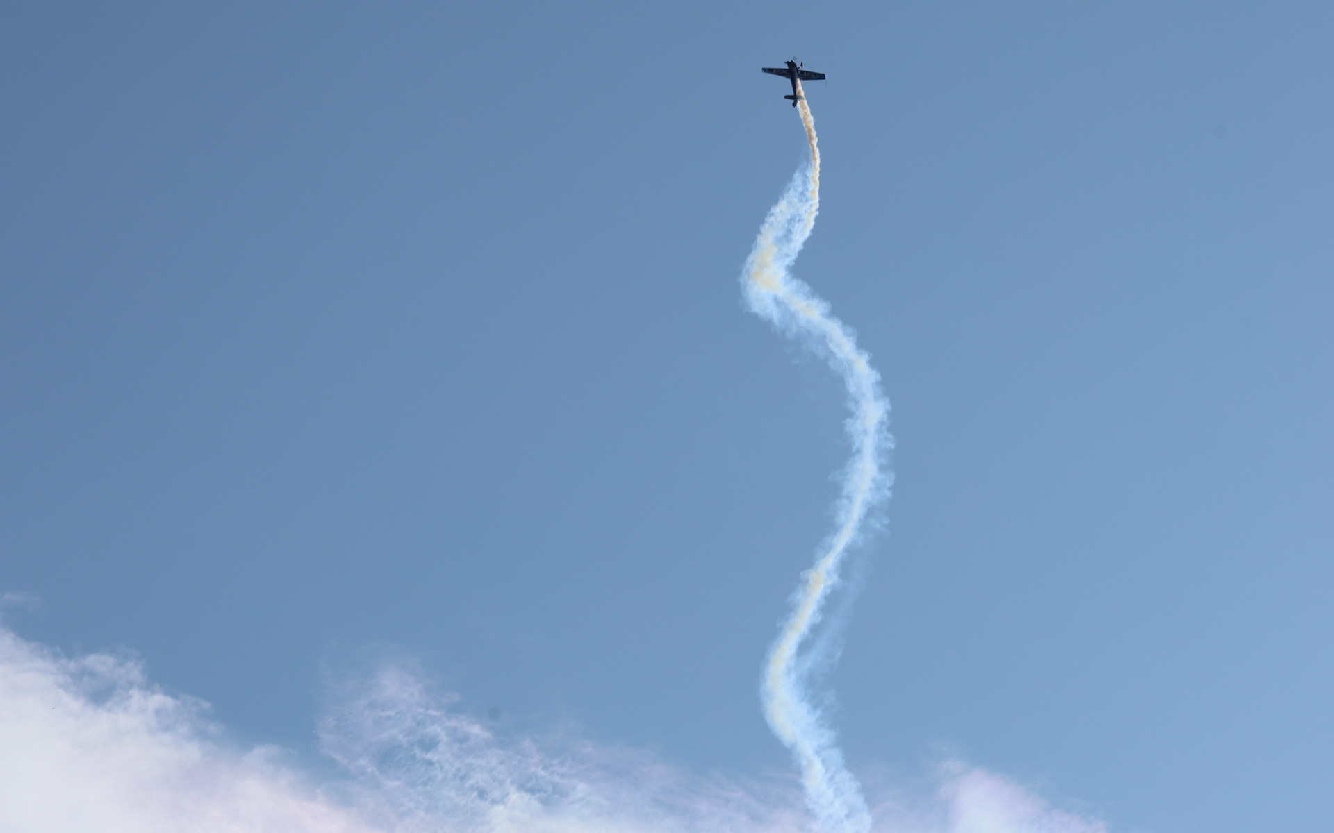 「エアダンスバトル」では、室屋選手とデリュー選手が競演