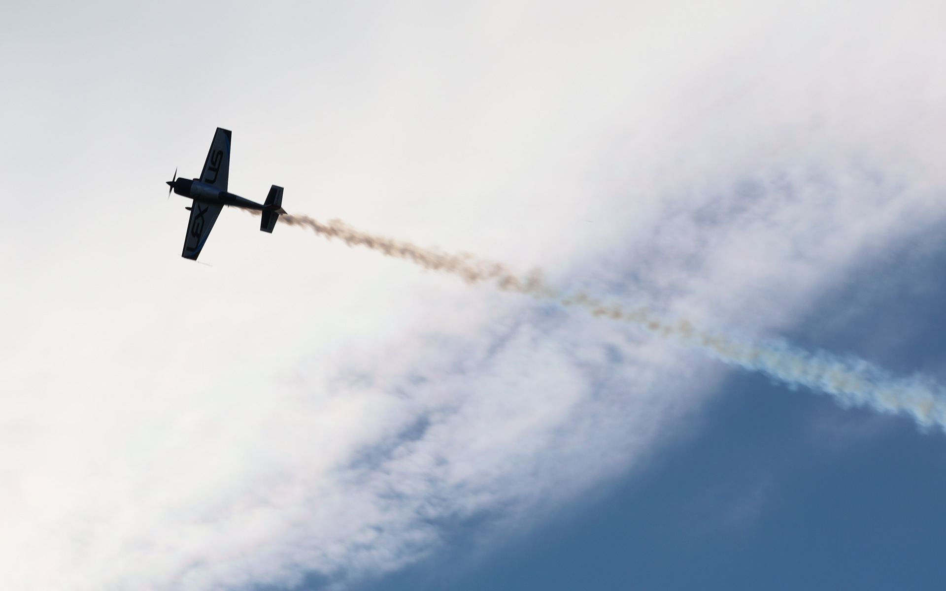 「エアダンスバトル」では、室屋選手とデリュー選手が競演