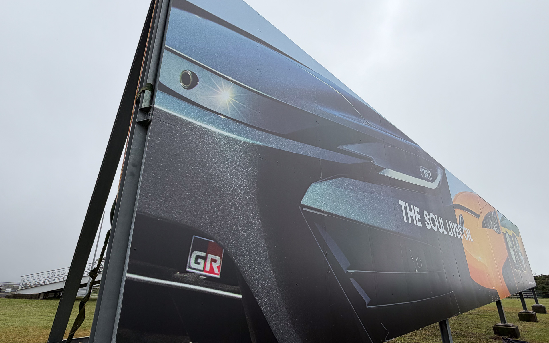 奥から、「トヨタ 2000GT」「レクサス LFA」。そして手前は何？