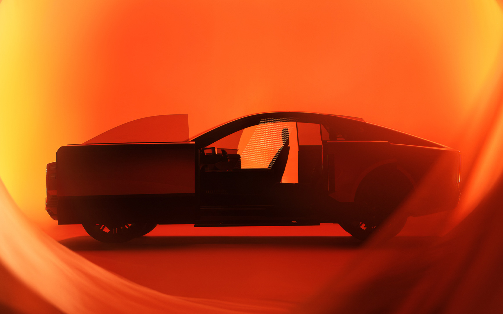 一部シルエットなどが公開されたセンチュリークーペ。ドアが両開きスライドドア構造であり、4つあることを示唆している