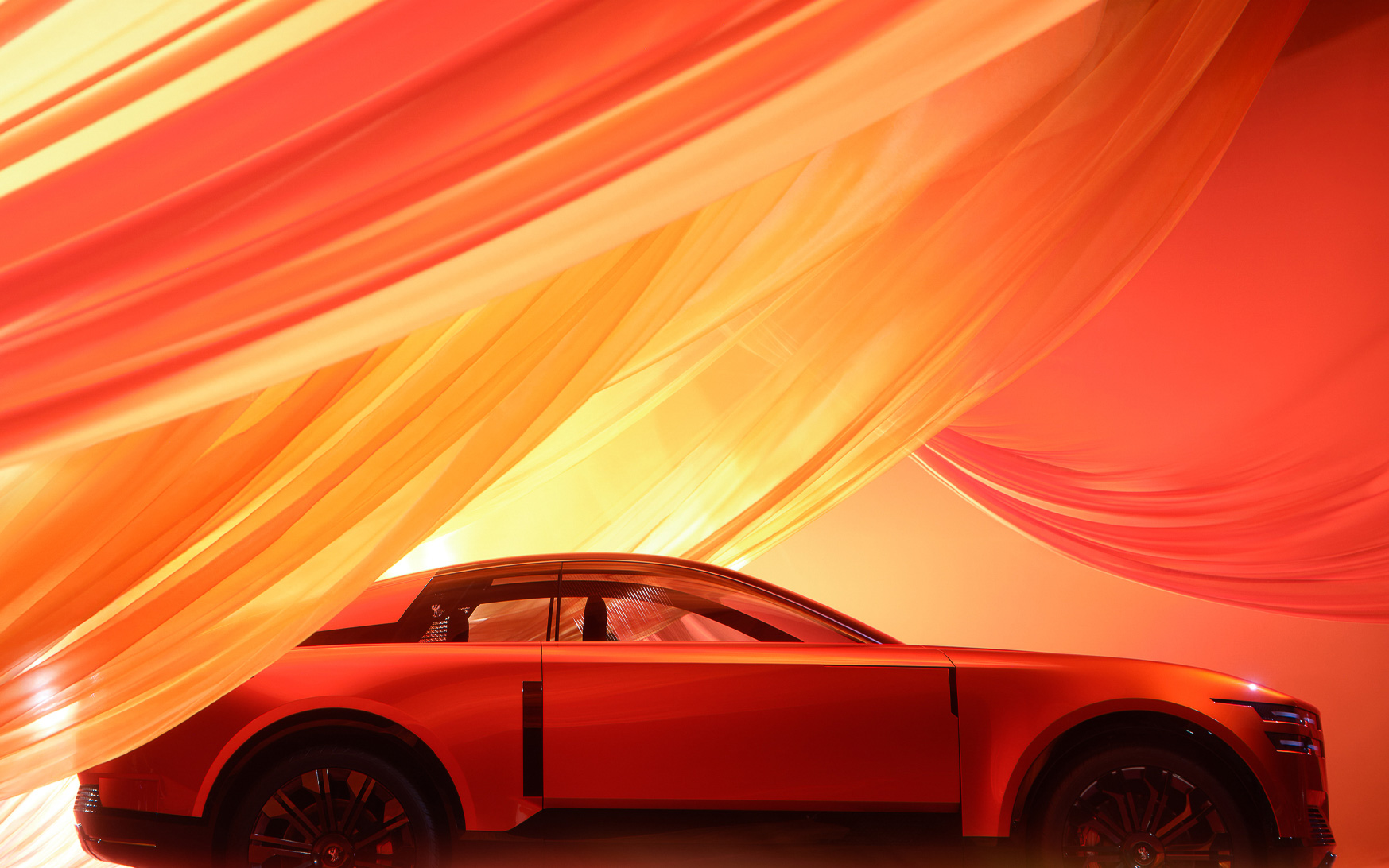 サイドシルエット。前後のドアがスライドドアとして開くのだろうか？