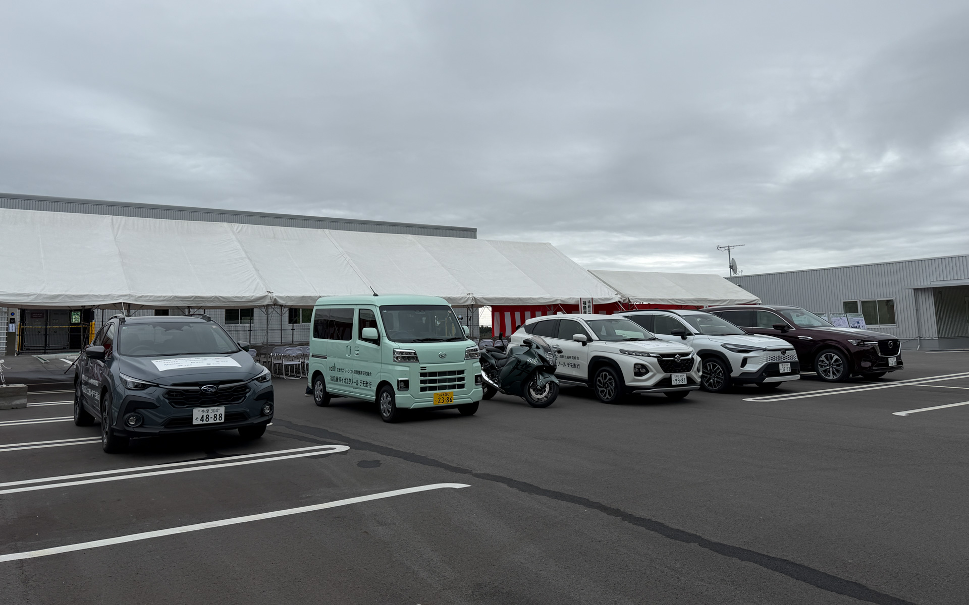 デモ走行車両のスズキ「フロンクス」と2輪モデルの「ハヤブサ」、スバル「クロストレック」、ダイハツ「ハイゼットカーゴ」、トヨタ「カローラクロス」、マツダ「CX-80」