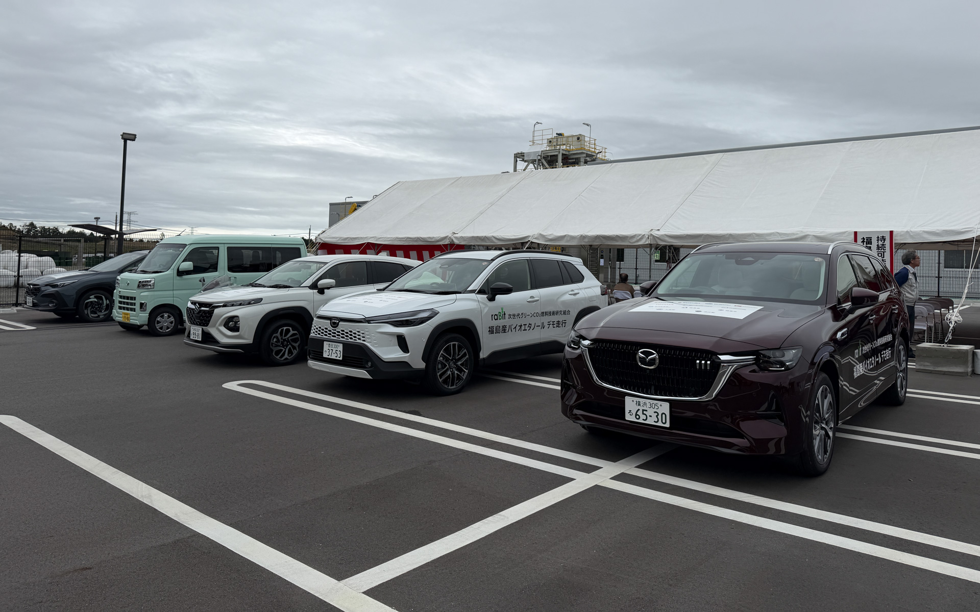デモ走行車両のスズキ「フロンクス」と2輪モデルの「ハヤブサ」、スバル「クロストレック」、ダイハツ「ハイゼットカーゴ」、トヨタ「カローラクロス」、マツダ「CX-80」
