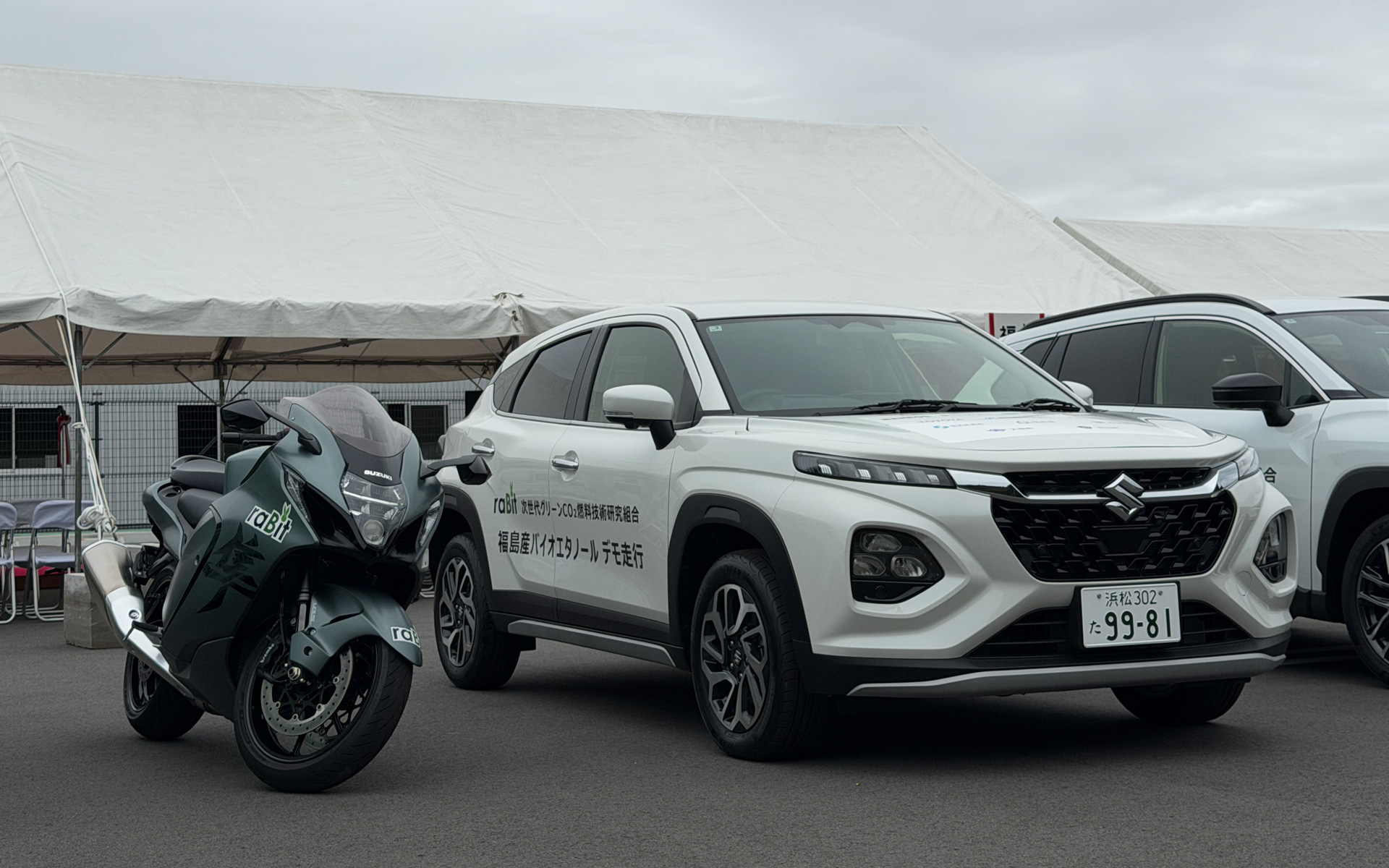 スズキ「フロンクス」と2輪モデルの「ハヤブサ」