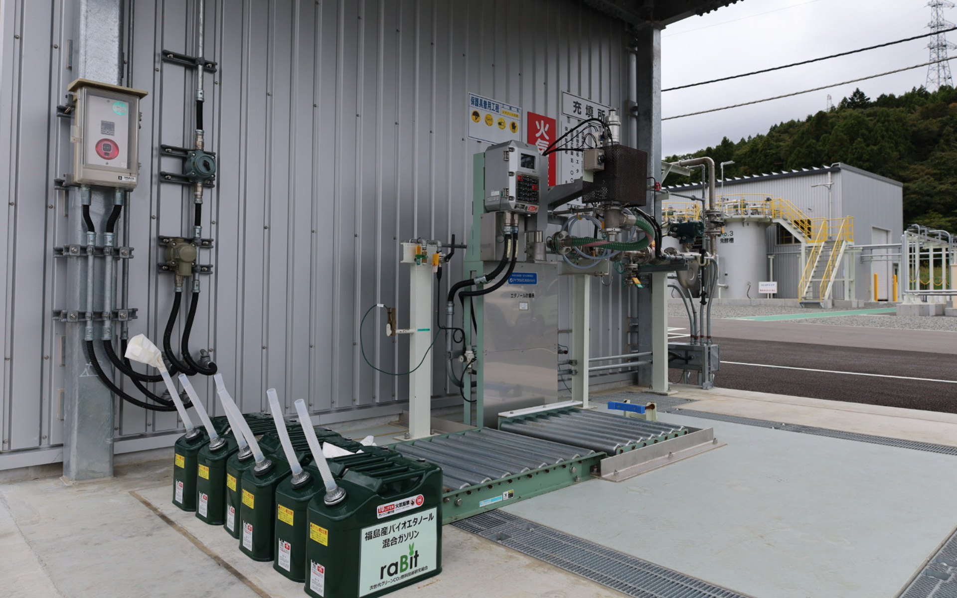 生産施設の工程を終えたバイオエタノールが抽出される