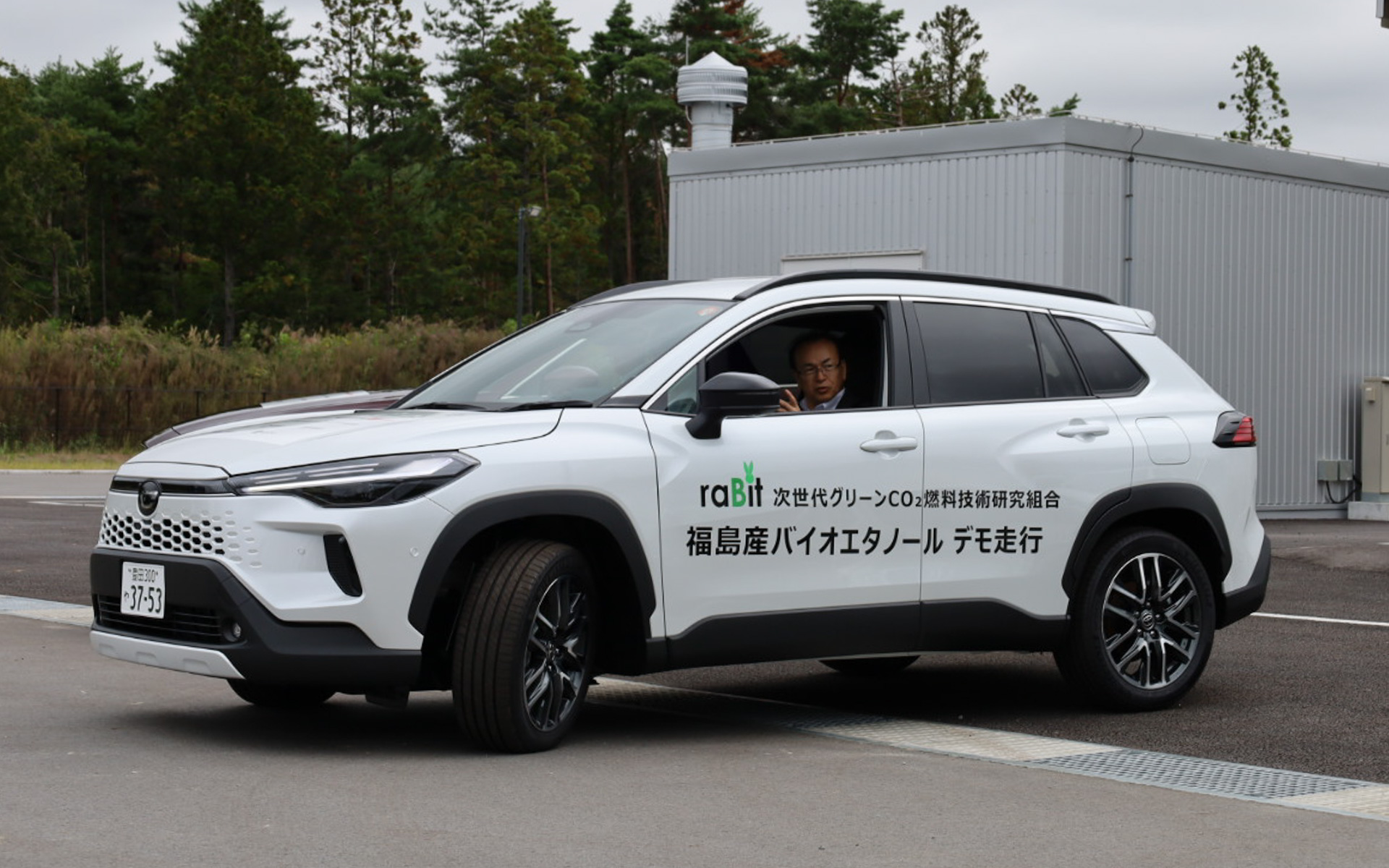 大熊町長の吉田淳氏を乗せてデモ車両が出発