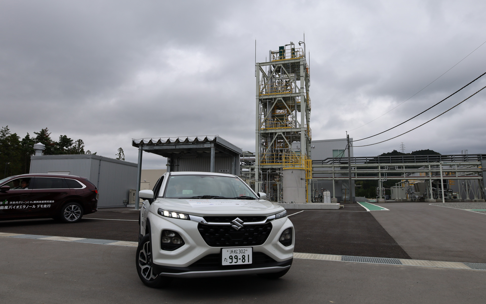 車両後方にある施設が蒸留塔