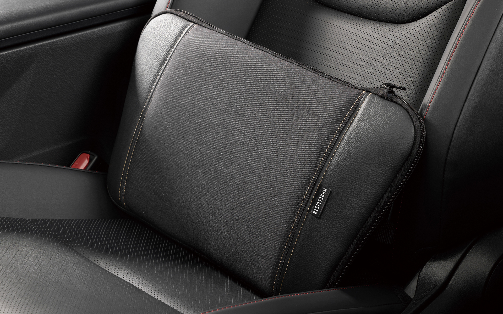 スマートクッショントートは、上質感を演出するデニム調デザインとしつつ、クッションとトートの2WAY仕様で、車内でも日常でも使い勝手が高い。価格は9900円