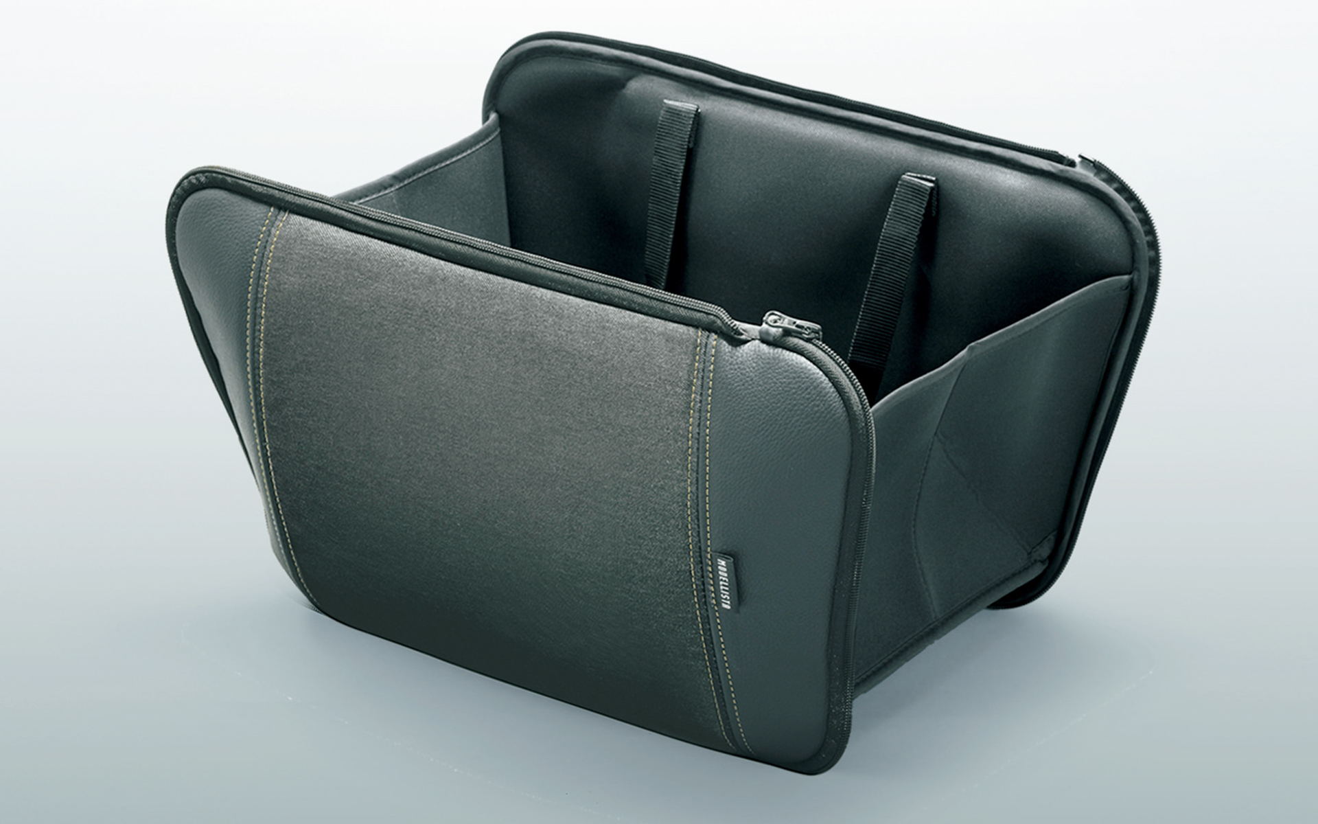 スマートクッショントートは、上質感を演出するデニム調デザインとしつつ、クッションとトートの2WAY仕様で、車内でも日常でも使い勝手が高い。価格は9900円