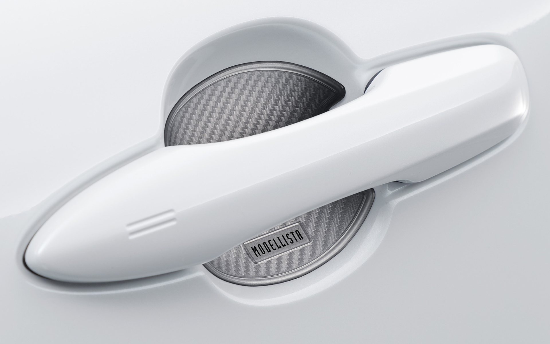 ドア開閉時に付きやすい爪やカギによる小傷を防止。ホワイト・ブラック・シルバーの3色をラインアップし、ボディカラーや好みに合わせて選べる実用性とデザイン性を兼ね備えている。価格は1セット（2枚入り）が3300円。1台分（4枚入り）が6600円