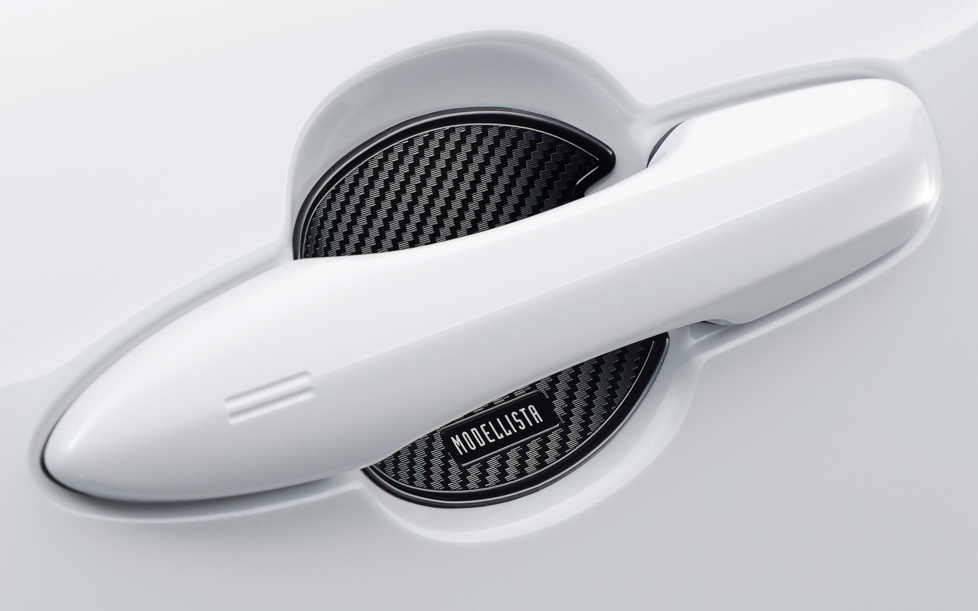 ドア開閉時に付きやすい爪やカギによる小傷を防止。ホワイト・ブラック・シルバーの3色をラインアップし、ボディカラーや好みに合わせて選べる実用性とデザイン性を兼ね備えている。価格は1セット（2枚入り）が3300円。1台分（4枚入り）が6600円