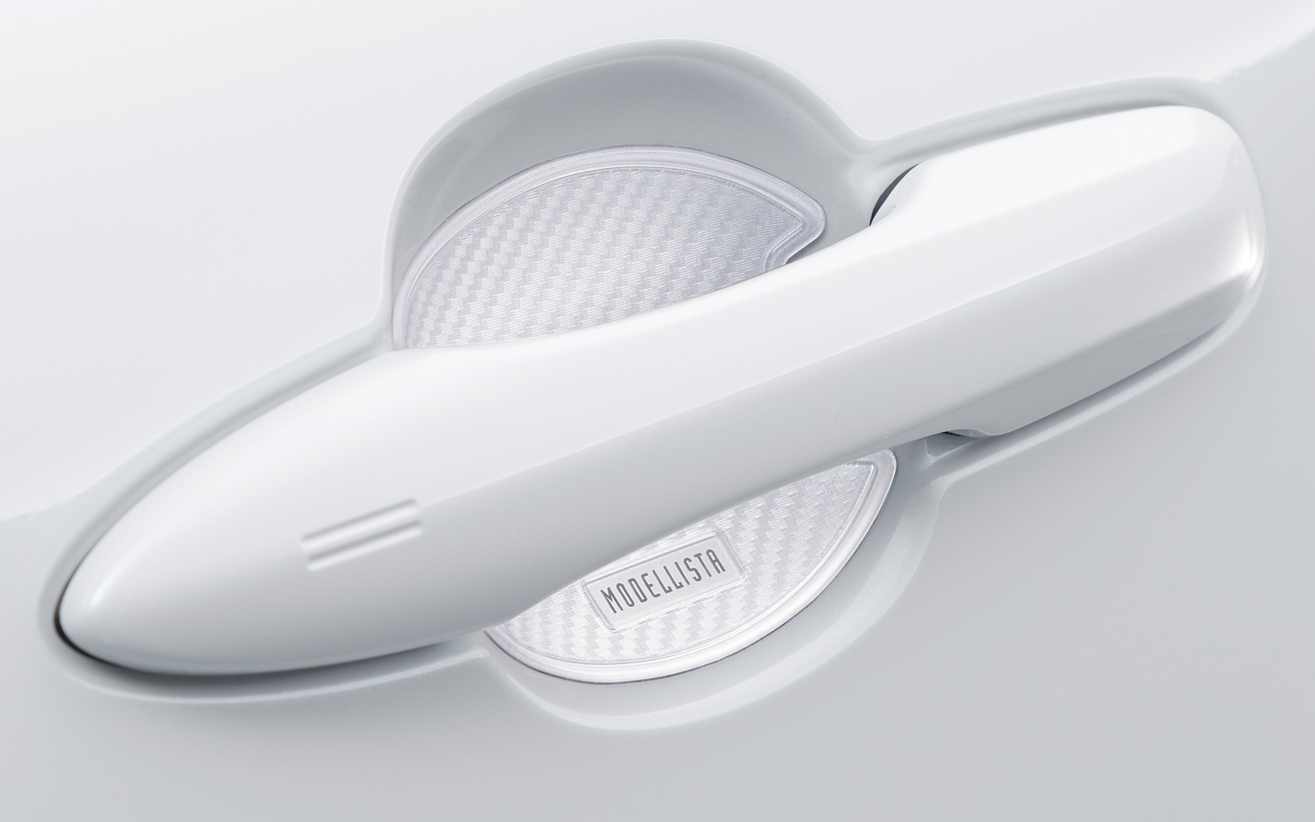 ドア開閉時に付きやすい爪やカギによる小傷を防止。ホワイト・ブラック・シルバーの3色をラインアップし、ボディカラーや好みに合わせて選べる実用性とデザイン性を兼ね備えている。価格は1セット（2枚入り）が3300円。1台分（4枚入り）が6600円